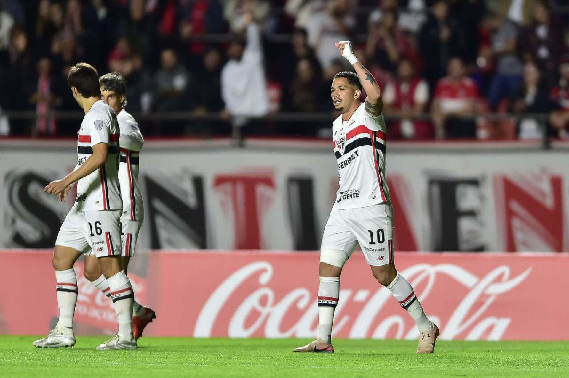 Na reestreia de Dorival, S&atilde;o Paulo vacila no fim e s&oacute; empata com o Millonarios