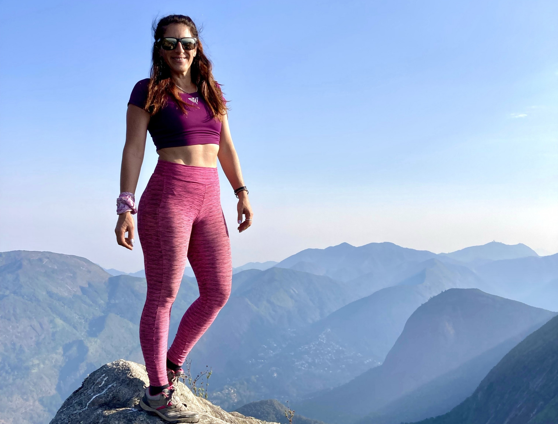 Com temporada de montanhismo aberta, guia petropolitana aposta em experiências que unem trekking, bem-estar e autoconhecimento