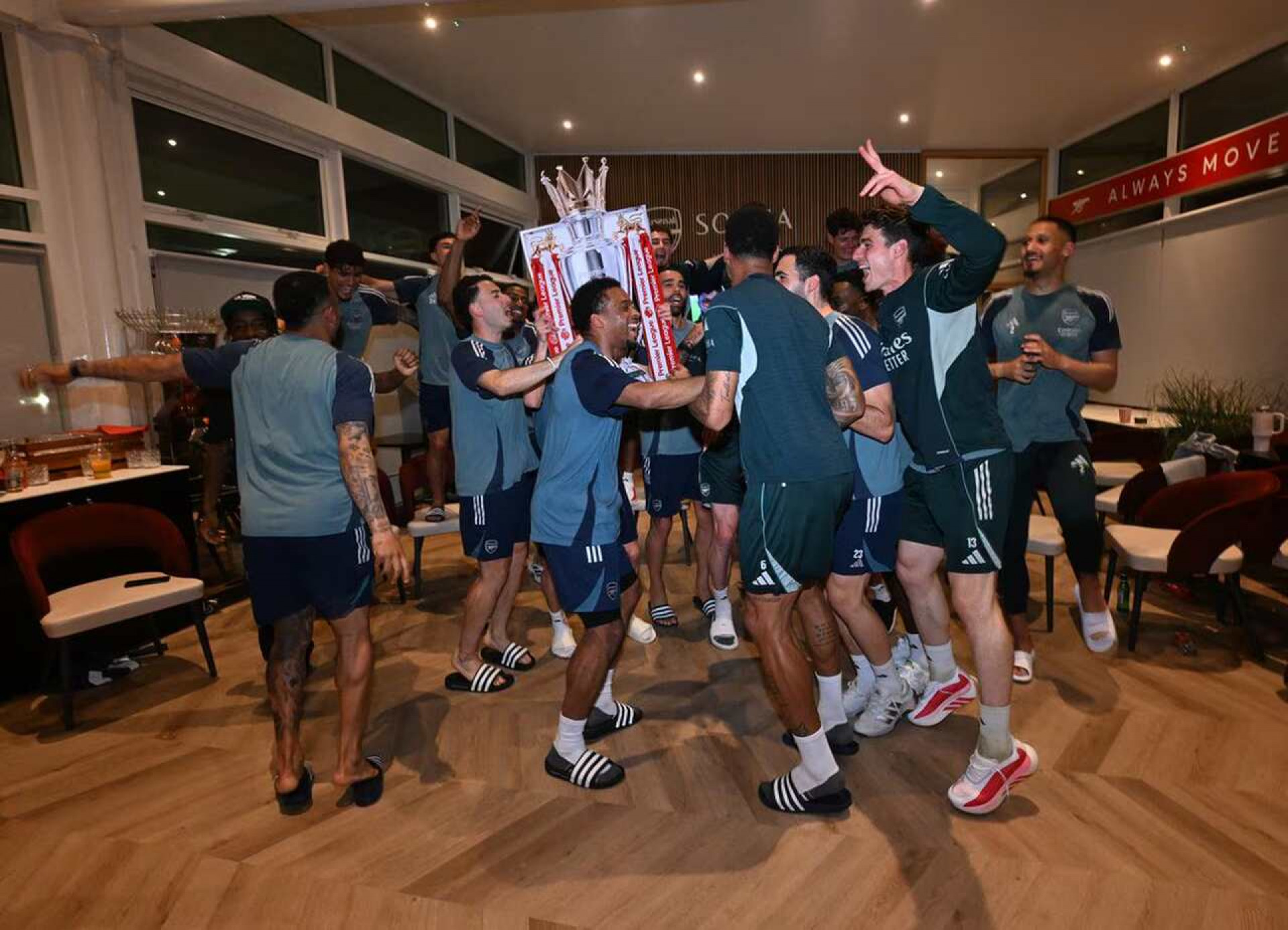 Jogadores do Arsenal reagem &agrave; conquista da Premier League; veja o v&iacute;deo