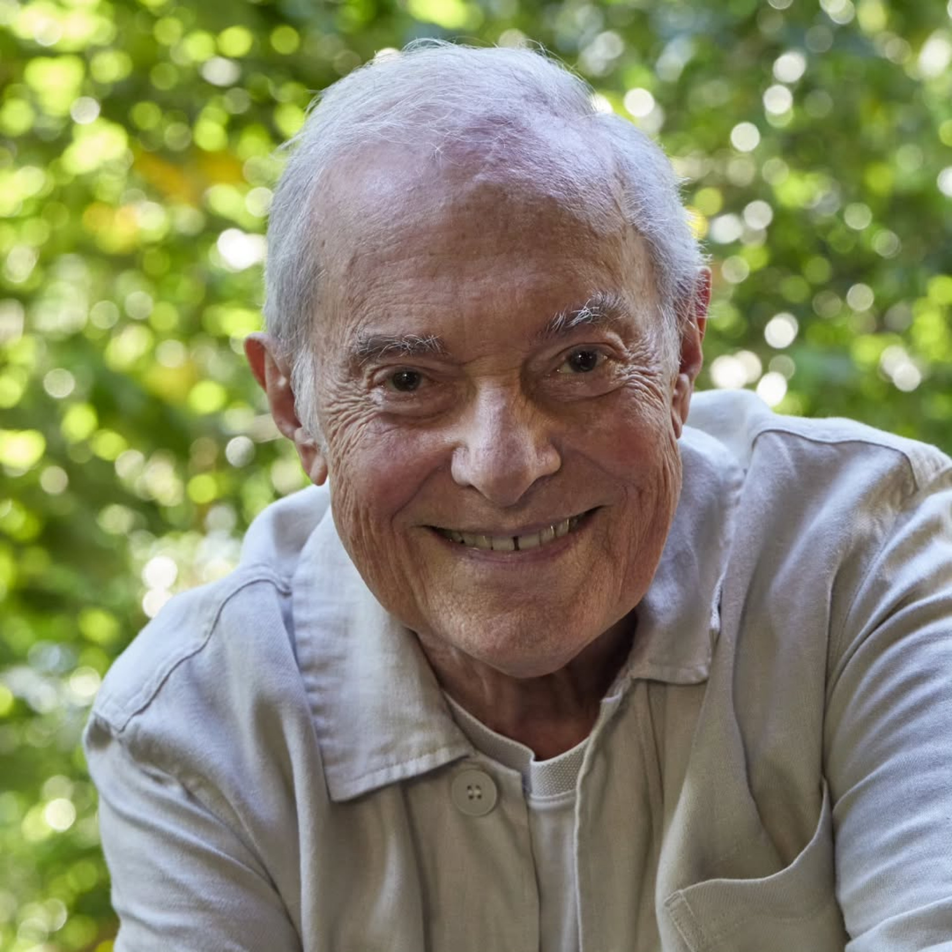 Francis Hime recebe alta após cirurgia no braço