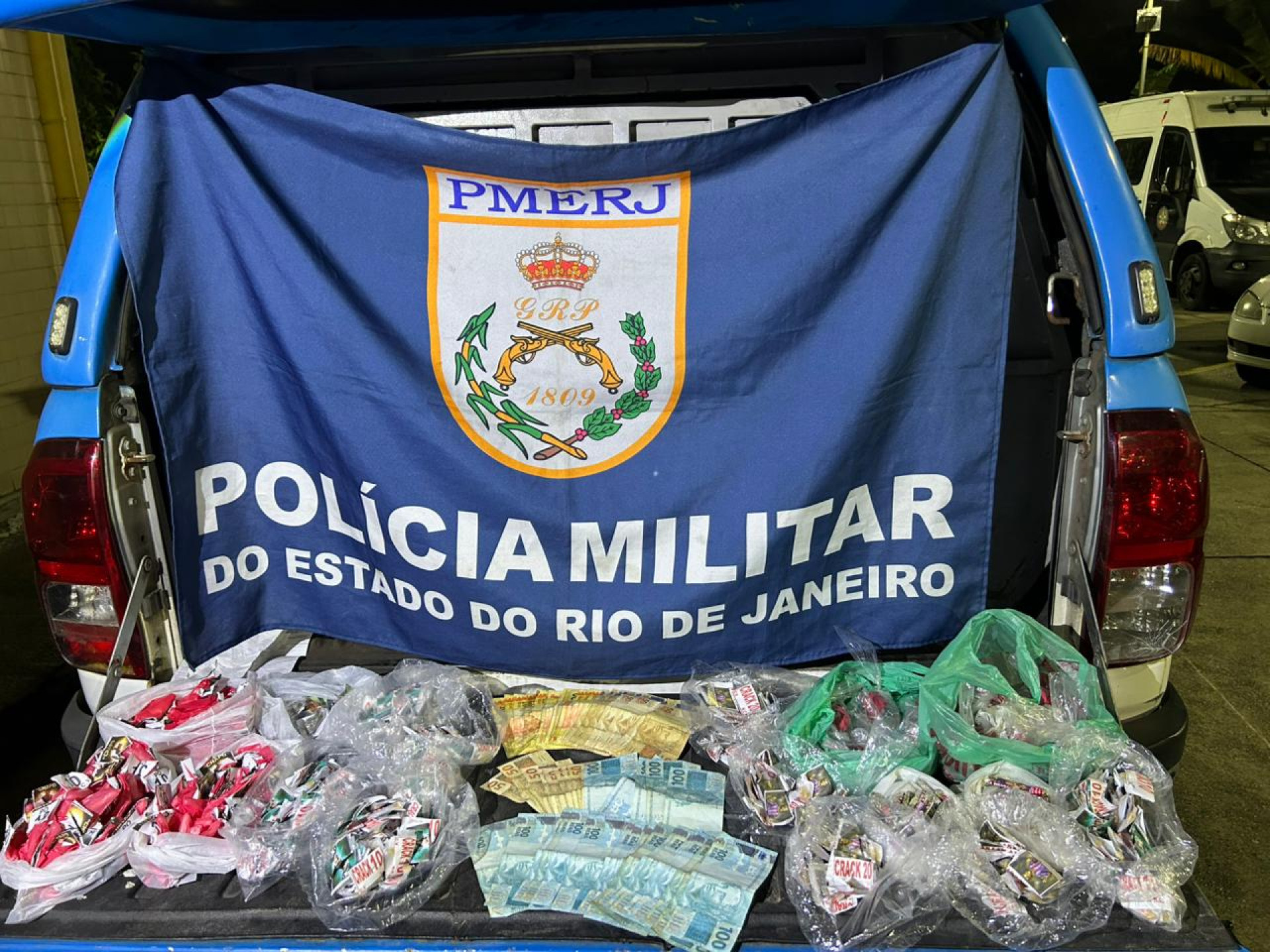 Operação termina com dois homens presos e grande quantidade de drogas apreendidas na Praça de Cascatinha