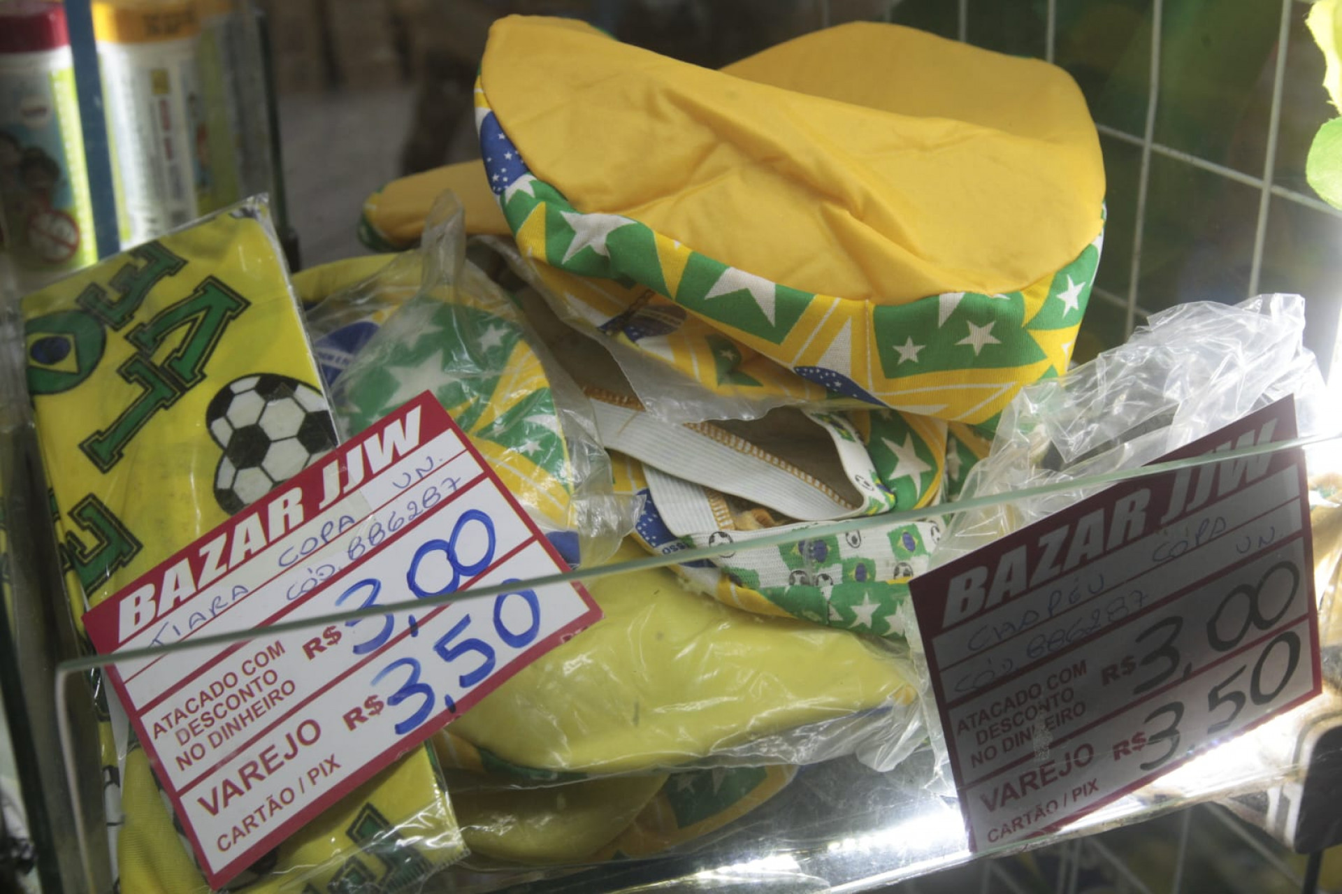 Tiaras e outros objetos da seleção brasileira à venda no Mercadão de Madureira - Reginaldo Pimenta / Agência O Dia