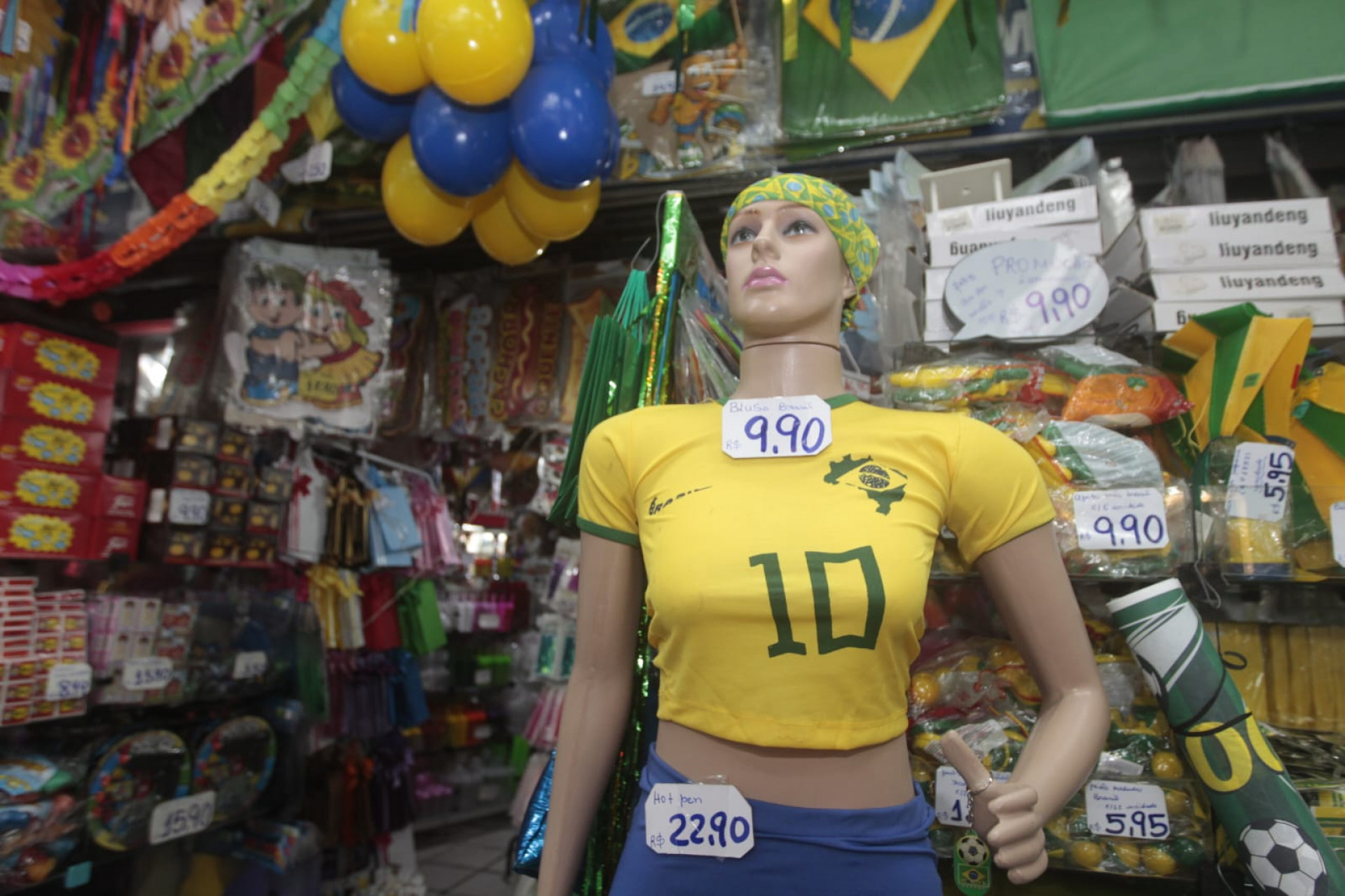 Manequim com camisa do Brasil à mostra no Mercadão de Madureira - Reginaldo Pimenta / Agência O Dia