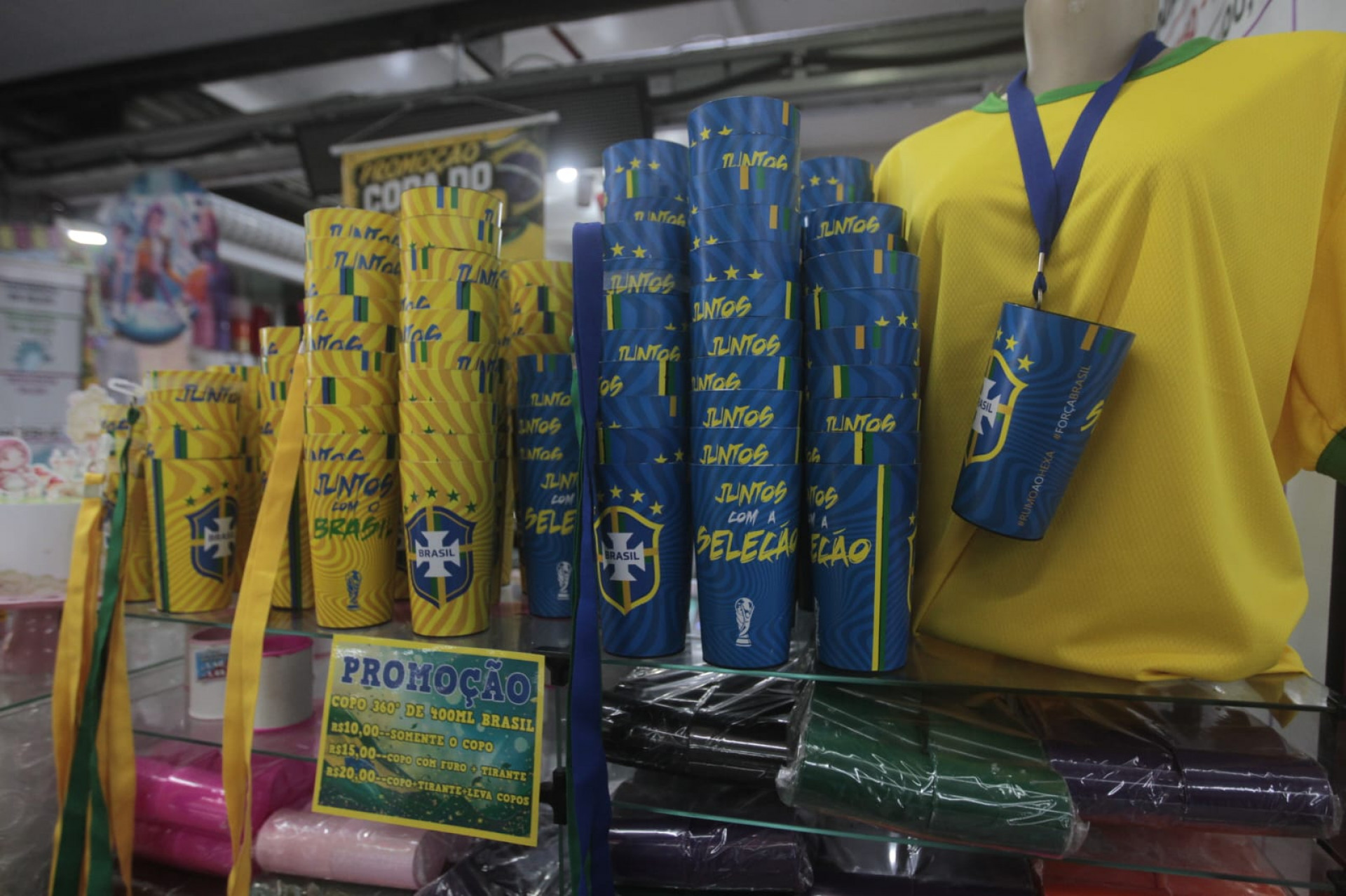 Produtos da Seleção à venda no Mercadão de Madureira - Reginaldo Pimenta / Agência O Dia