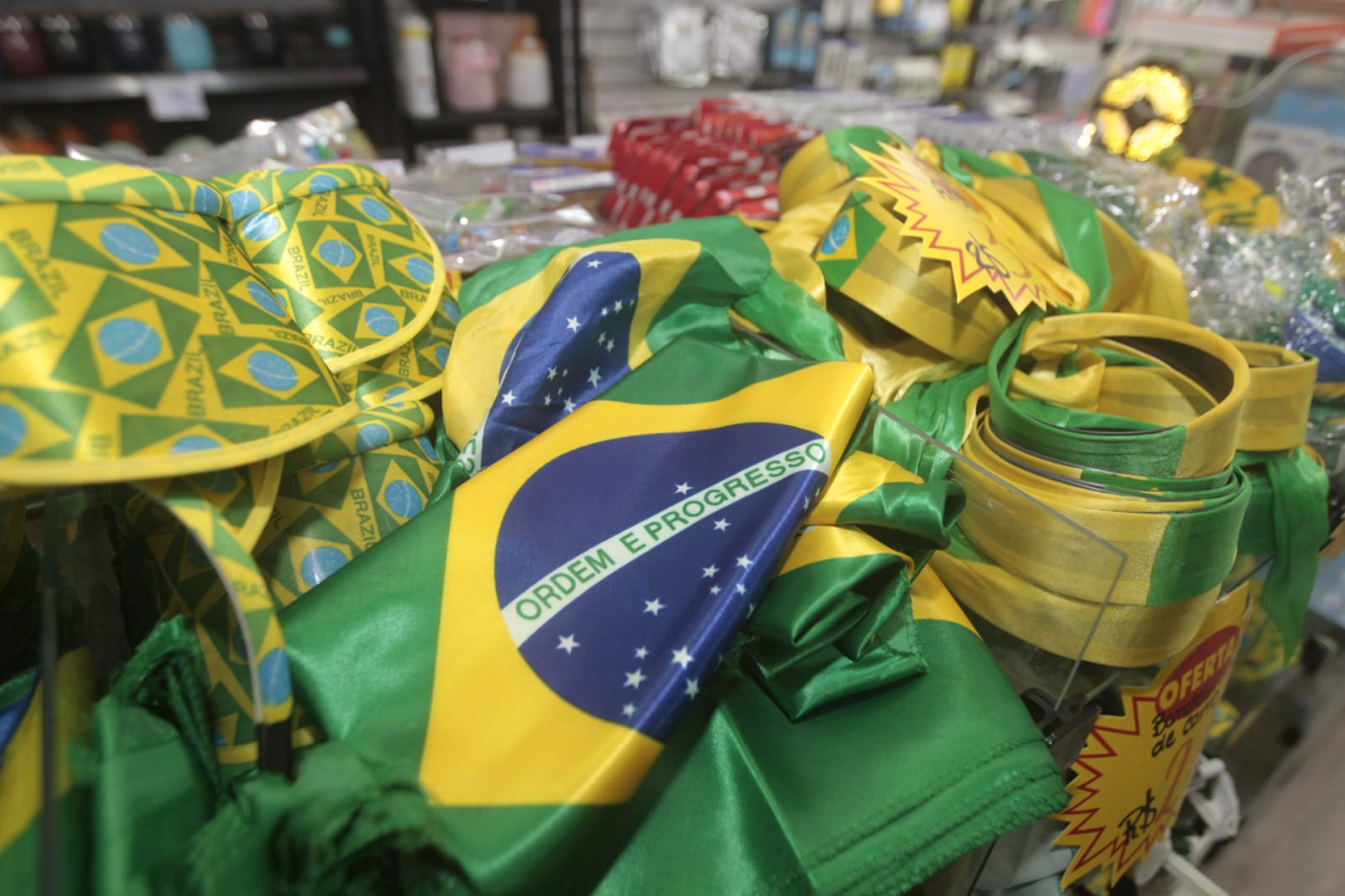 Bandeiras e decorações do Brasil no Mercadão de Madureira - Reginaldo Pimenta / Agência O Dia