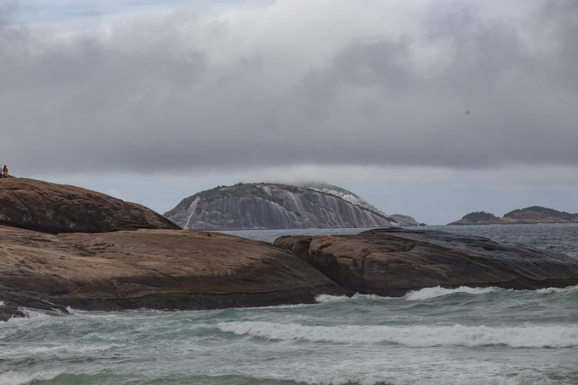 Praia do Arpoador, na Zona Sul, ficou vazia com a chegada de frente fria, nesta terça-feira (19) - Érica Martin / Agência O Dia