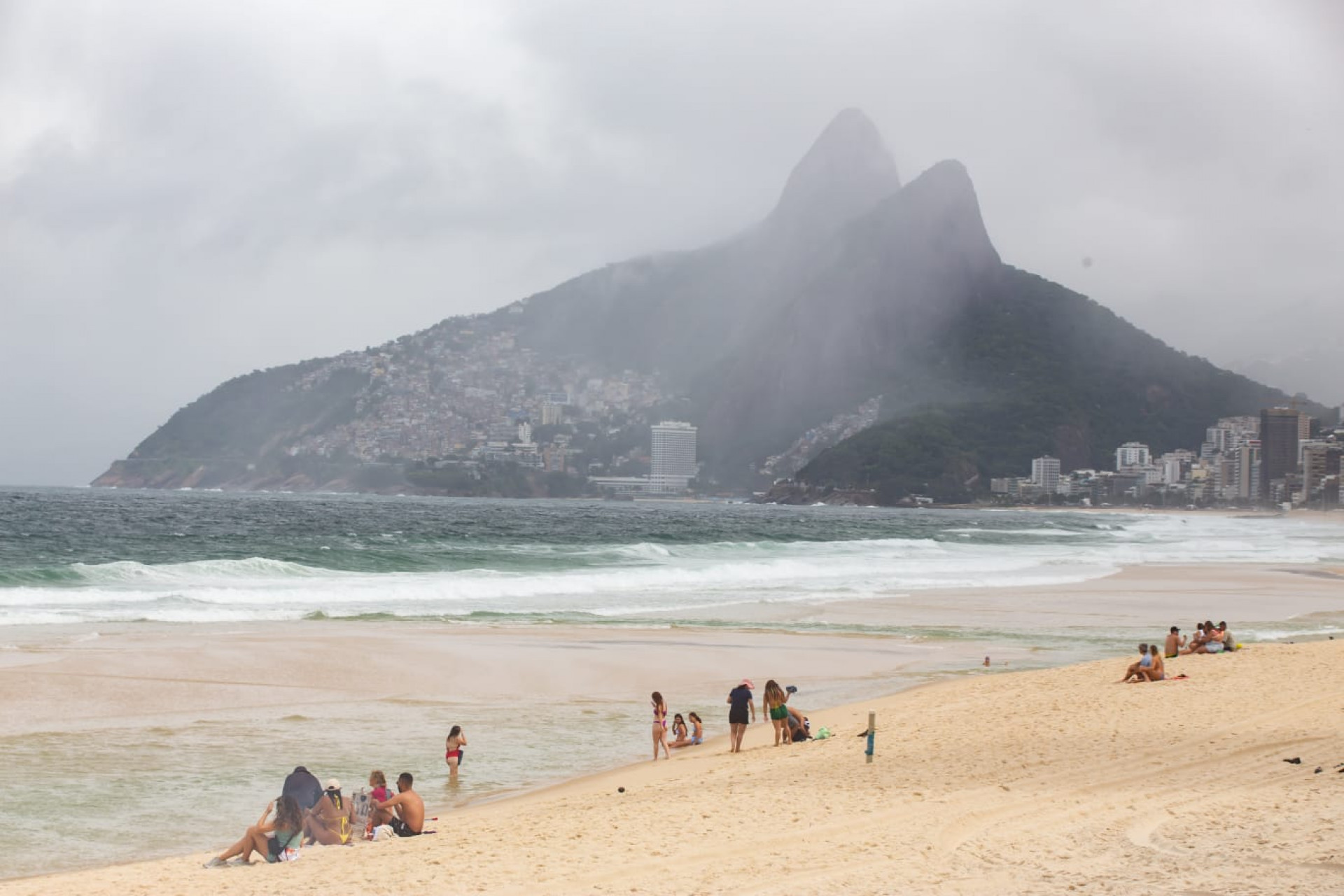 Praia do Arpoador, na Zona Sul, ficou vazia com a chegada de frente fria, nesta terça-feira (19) - Érica Martin / Agência O Dia