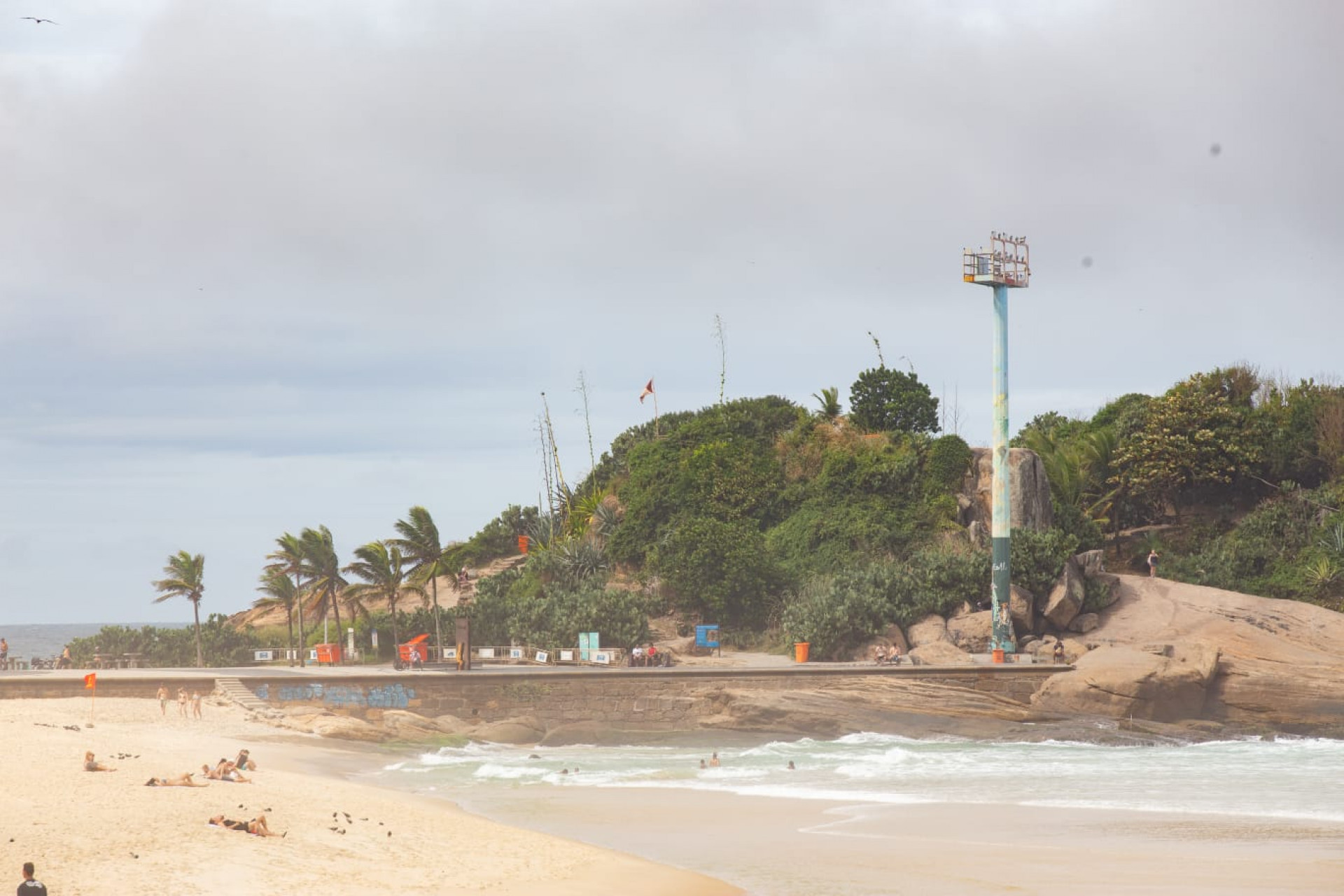 Praia do Arpoador, na Zona Sul, ficou vazia com a chegada de frente fria, nesta terça-feira (19) - Érica Martin / Agência O Dia