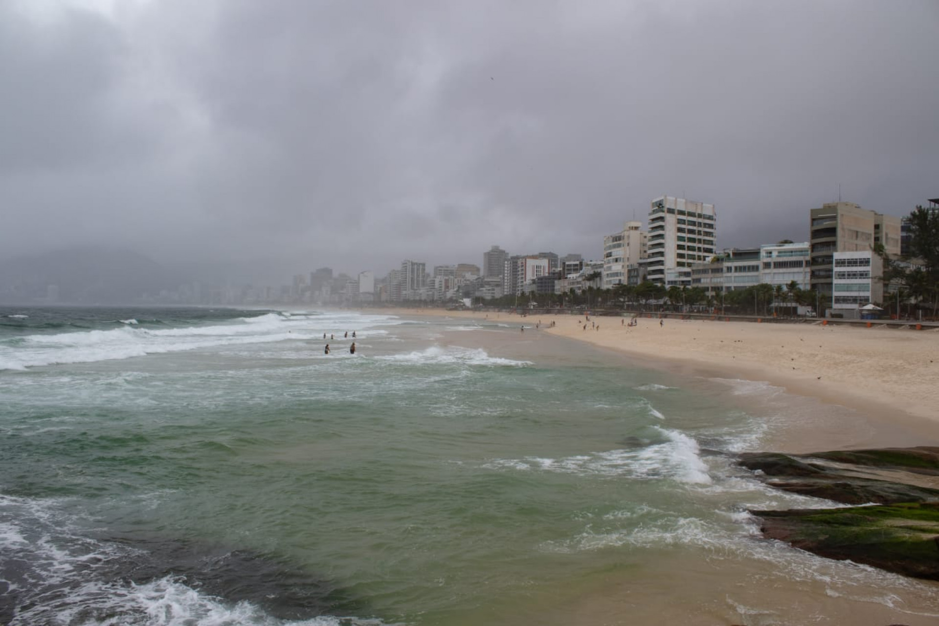 Praia do Arpoador, na Zona Sul, ficou vazia com a chegada de frente fria, nesta terça-feira (19) - Érica Martin / Agência O Dia