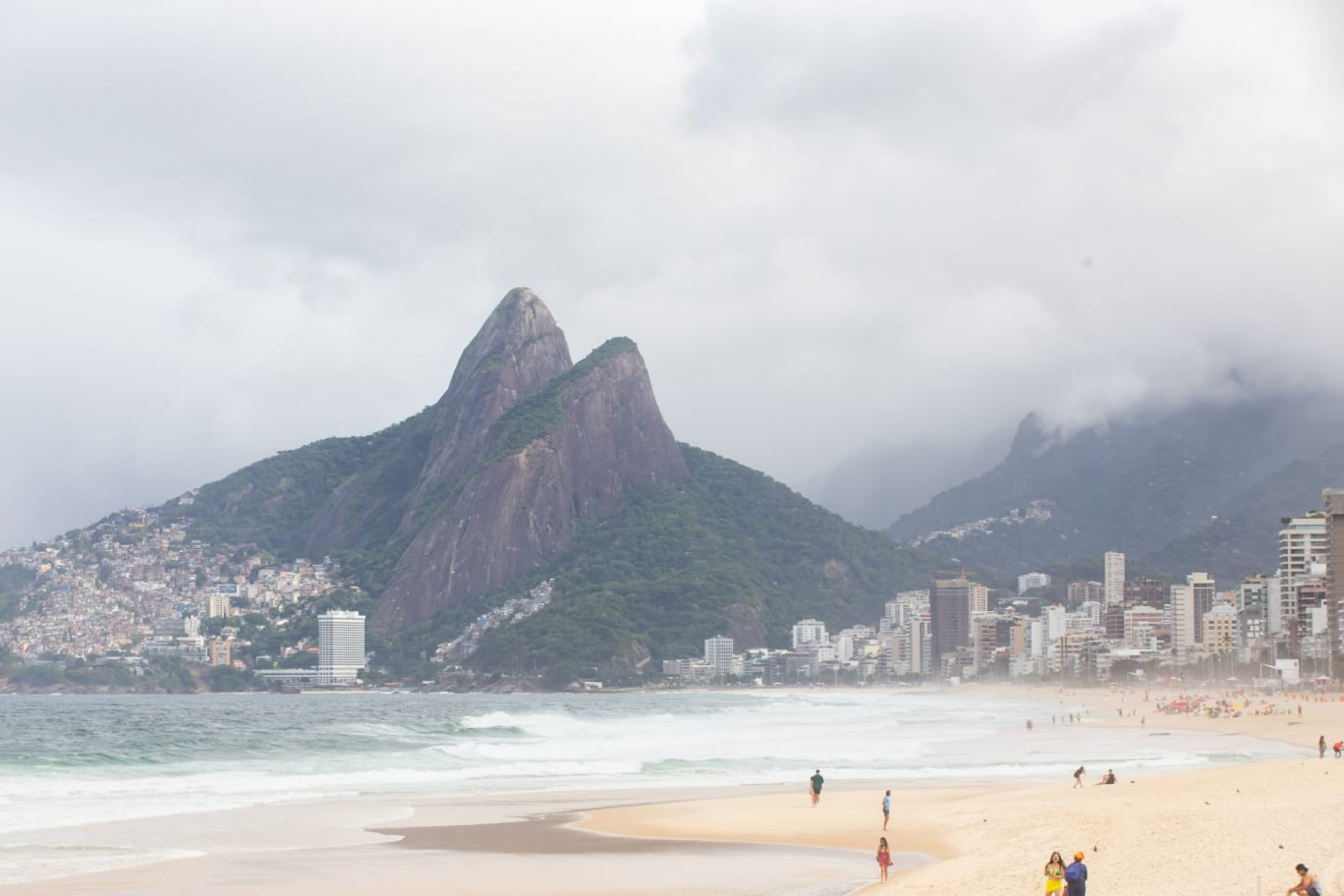 Praia do Arpoador, na Zona Sul, ficou vazia com a chegada de frente fria, nesta terça-feira (19) - Érica Martin / Agência O Dia