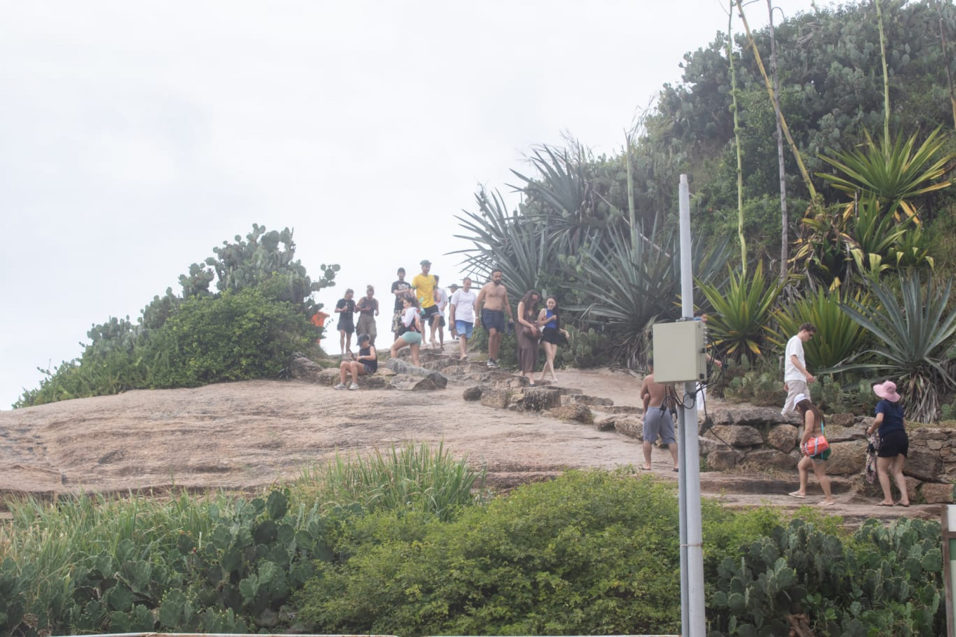 Praia do Arpoador, na Zona Sul, ficou vazia com a chegada de frente fria, nesta terça-feira (19) - Érica Martin / Agência O Dia