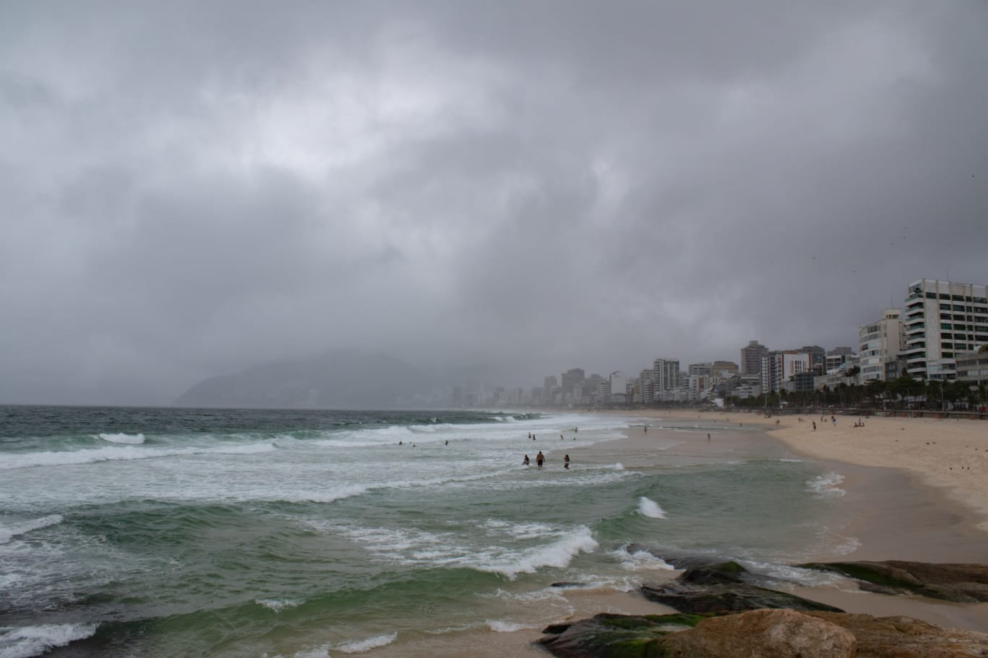 Praia do Arpoador, na Zona Sul, ficou vazia com a chegada de frente fria, nesta terça-feira (19) - Érica Martin / Agência O Dia