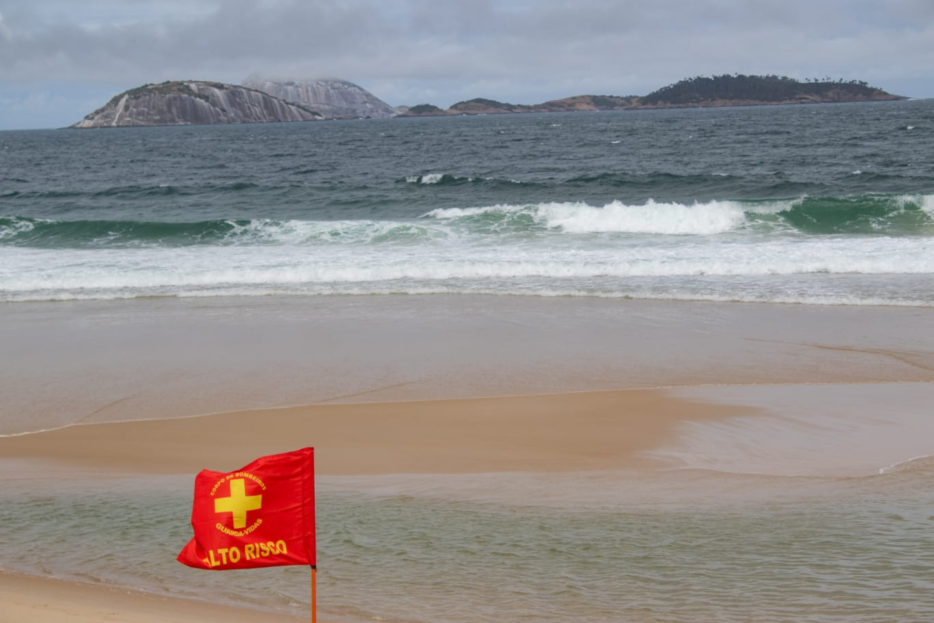Praia do Arpoador, na Zona Sul, ficou vazia com a chegada de frente fria, nesta terça-feira (19) - Érica Martin / Agência O Dia