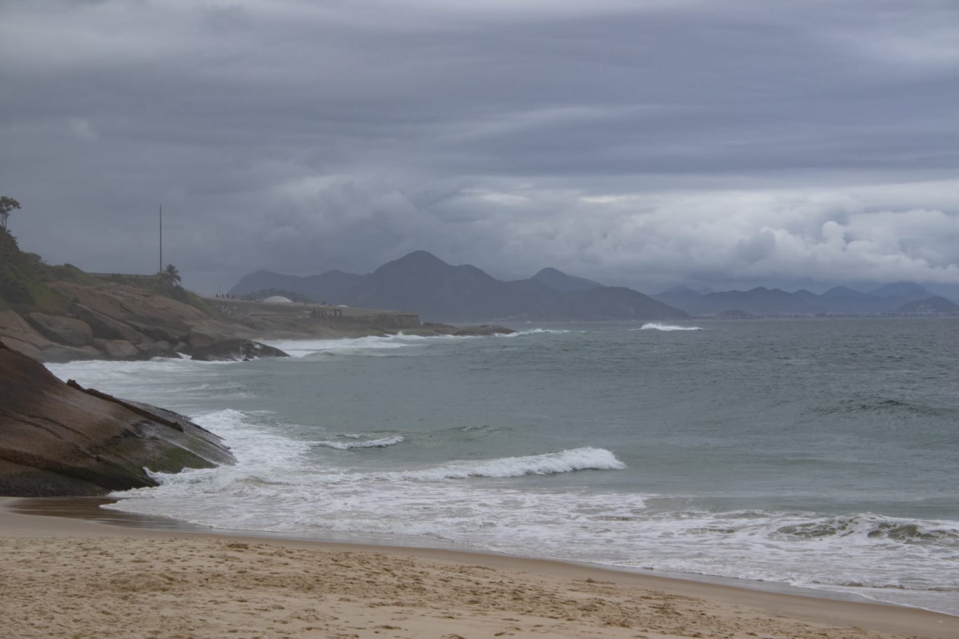 Praia do Arpoador, na Zona Sul, ficou vazia com a chegada de frente fria, nesta terça-feira (19) - Érica Martin / Agência O Dia