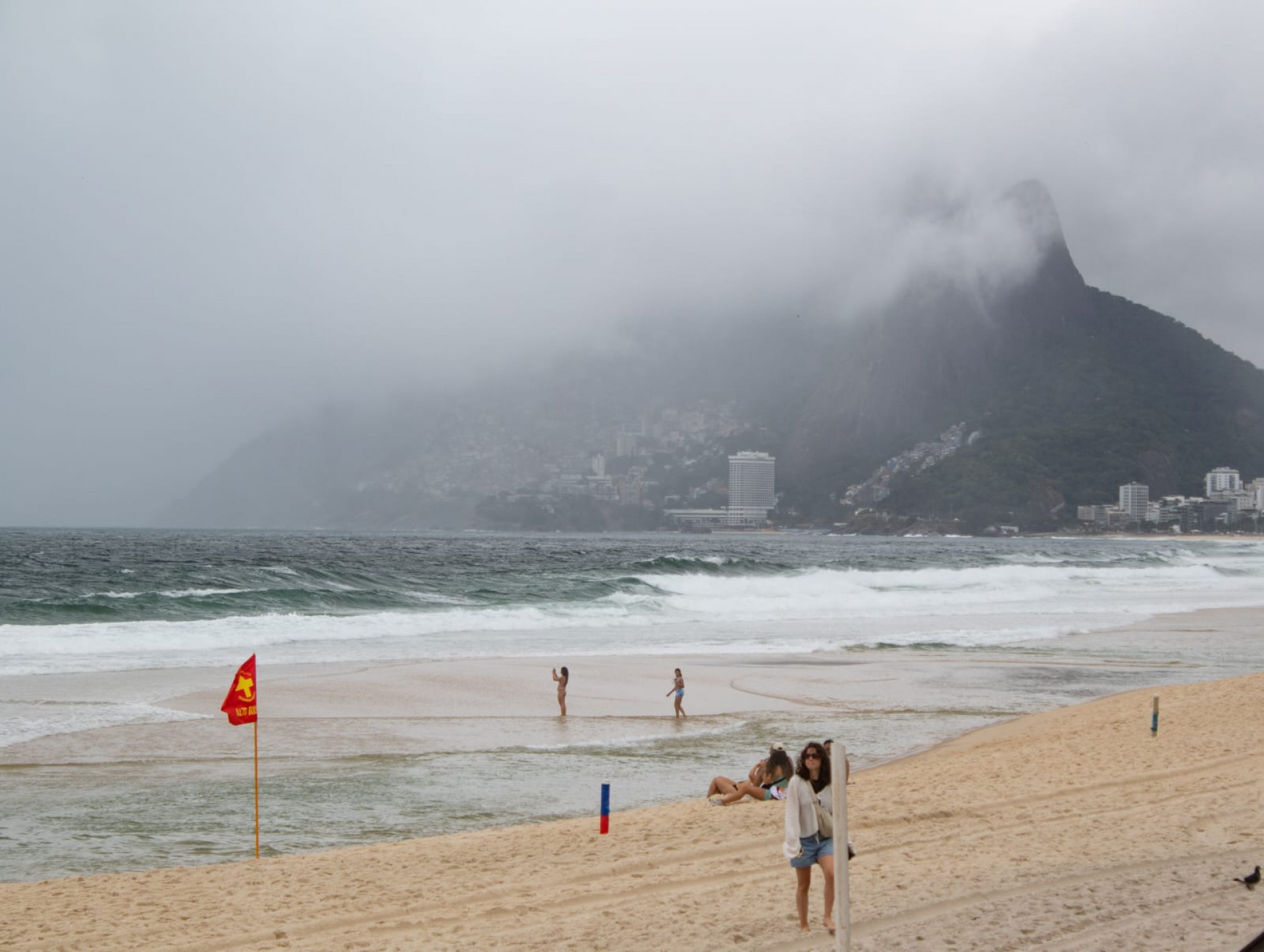 Praia do Arpoador, na Zona Sul, ficou vazia com a chegada de frente fria, nesta terça-feira (19) - Érica Martin / Agência O Dia