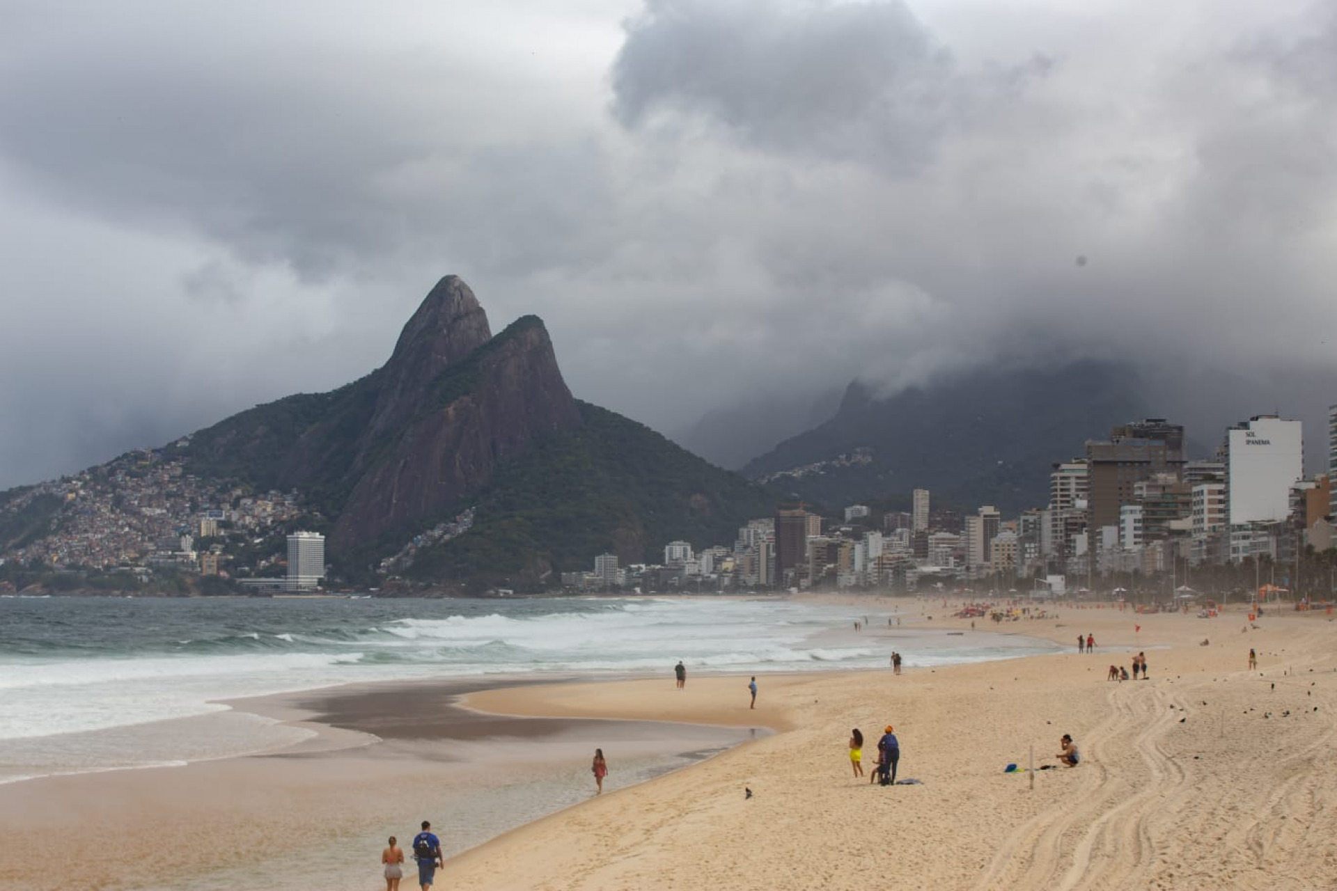 Praia do Arpoador, na Zona Sul, ficou vazia com a chegada de frente fria, nesta terça-feira (19) - Érica Martin / Agência O Dia