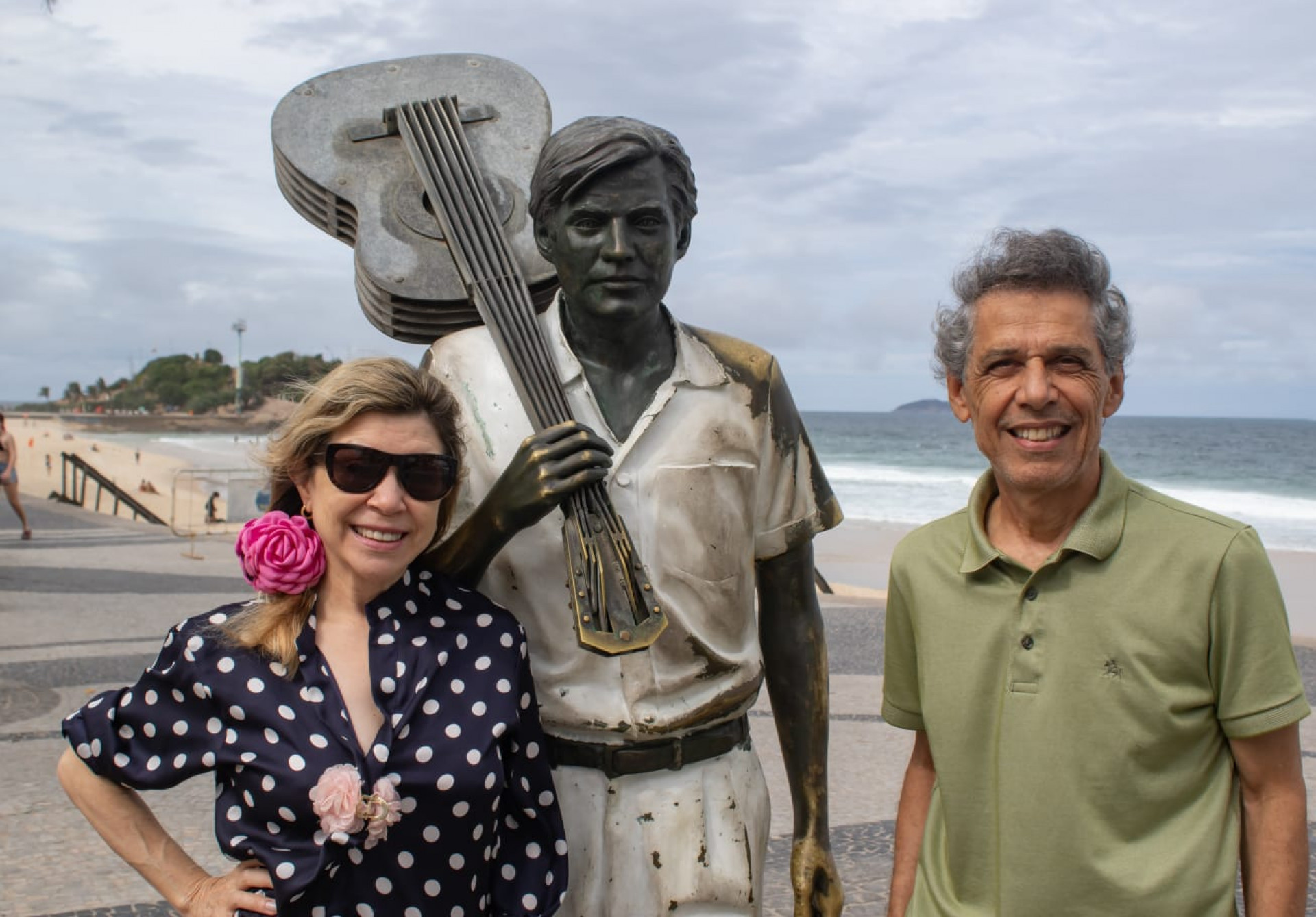Célio Martins e a mulher, Bel Lima, mudaram os planos devido à frente fria - Érica Martin / Agência O Dia