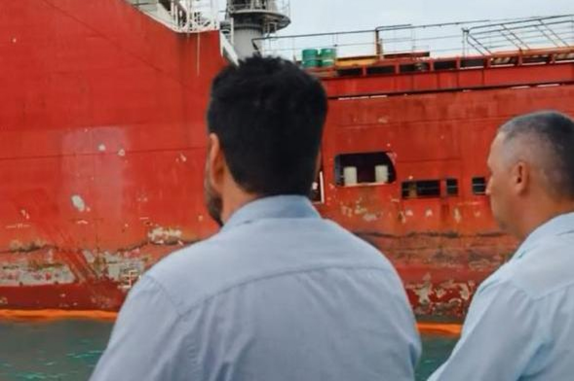 Autoridades municipais visitaram &aacute;rea onde rebocador encalhou na costa de Maca&eacute; e discutiram impactos da atividade offshore no munic&iacute;pio - Foto: Reprodu&ccedil;&atilde;o Rede Social