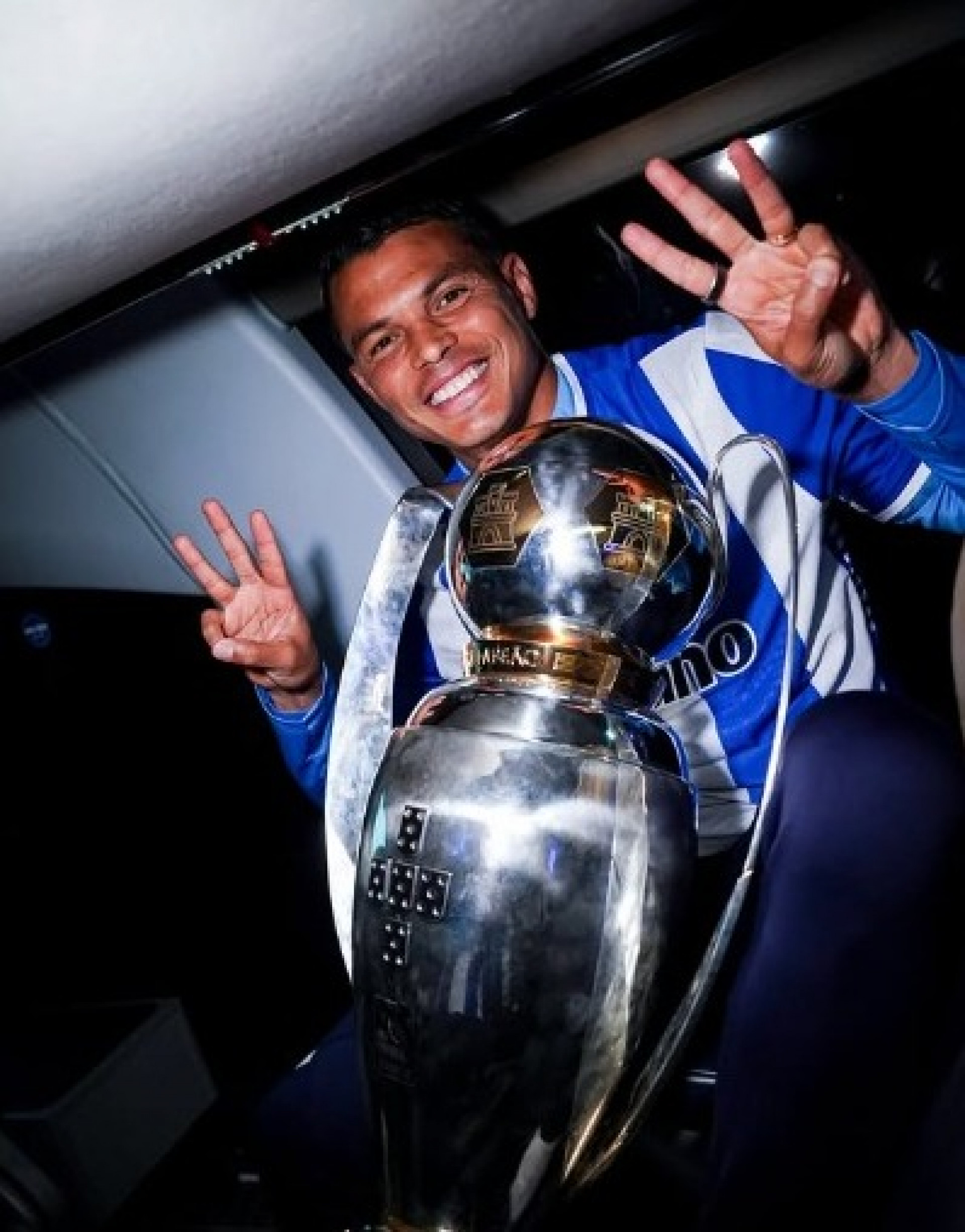 Thiago Silva avalia renovar com o Porto ou encerrar sua carreira