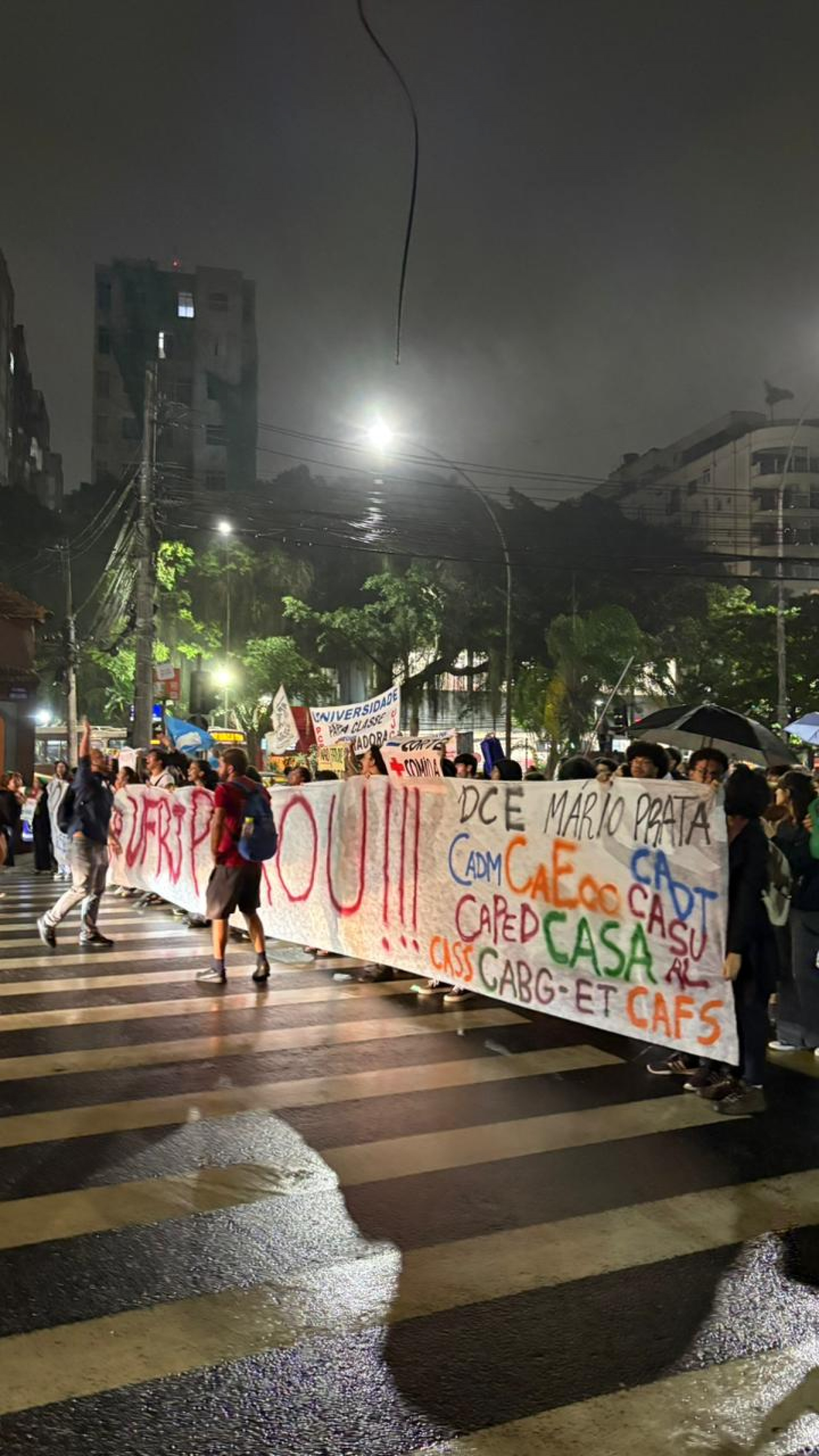 Estudantes da UFRJ realizaram uma manifesta&ccedil;&atilde;o na Avenida Venceslau Br&aacute;s, em Botafogo, pr&oacute;ximo ao campus da Praia Vermelha - Divulga&ccedil;&atilde;o