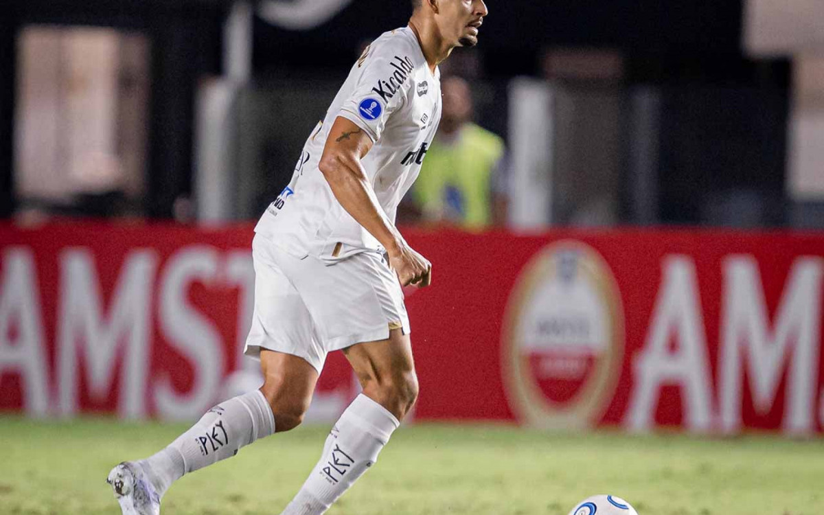 Lucas Ver&iacute;ssimo est&aacute; suspenso e desfalca o Santos em decis&atilde;o na Sul-Americana