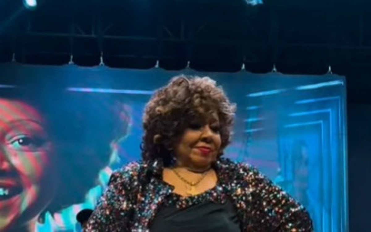 Alcione sambando em show