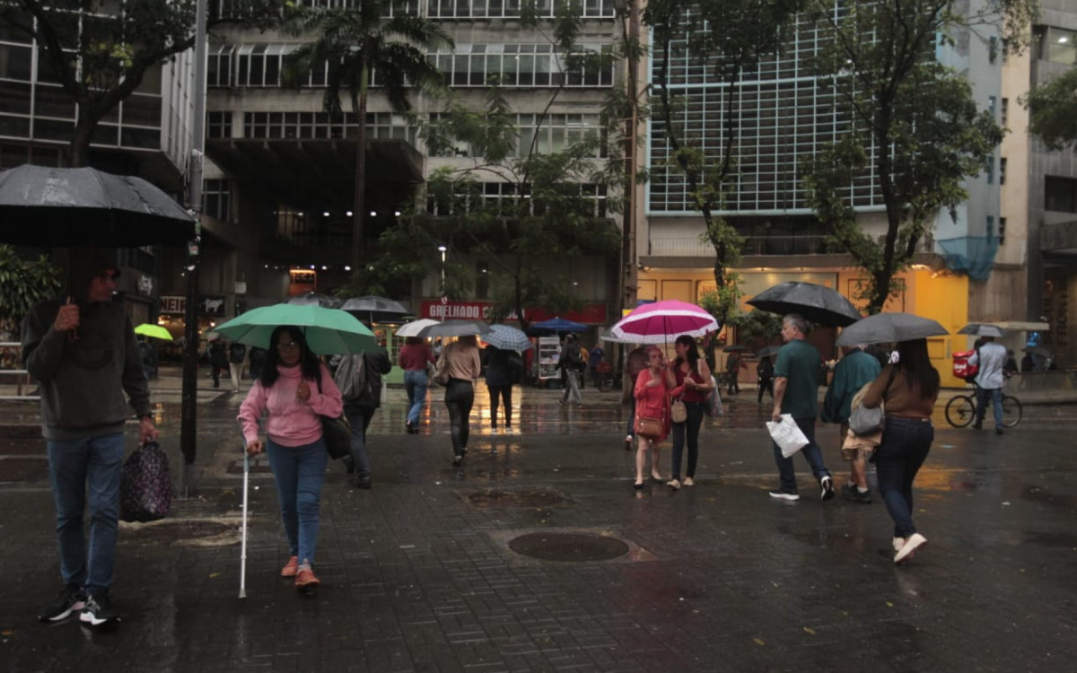 Pessoas se protegendo da chuva na Avenida Rio Branco, próximo ao Edifício Central, nesta quarta (20)
 - Reginaldo Pimenta / Agência O Dia