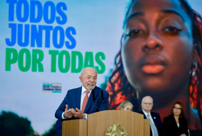 'Currículo escolar deve incluir conteúdo voltado ao combate à violência contra a mulher', diz Lula