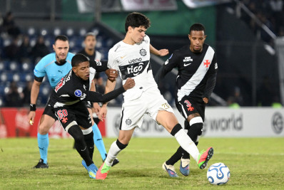 Com um a menos, Vasco leva a virada para o Olimpia, que assume liderança do grupo