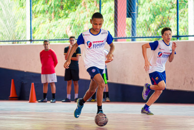 Maricá oferece aulas gratuitas de futsal para adolescentes nas arenas esportivas