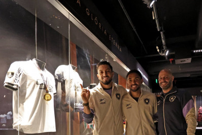 Franclim e jogadores do Botafogo visitam museu e revivem título da Libertadores