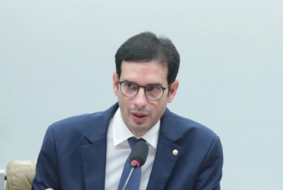 Jornada de 40 horas semanais deve ser calculada por média mensal na escala 6x1, diz Leo Prates