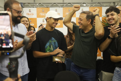 Rodrigo Neves lança Aprova Jovem no Fonseca durante programação do Prefeitura Móvel