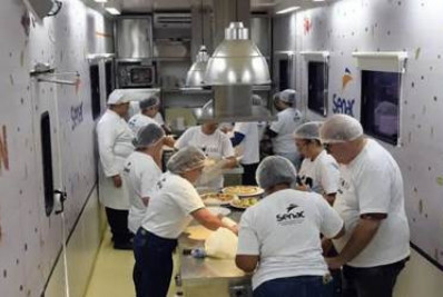 Búzios recebe carreta de gastronomia com 144 vagas em cursos gratuitos para mulheres