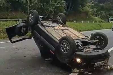 Homem fica ferido em capotamento de carro na BR-040