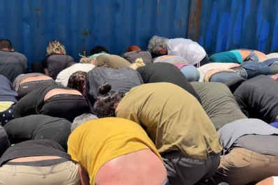 Ministro israelense causa indignação com vídeo de ativistas da flotilha de mãos atadas