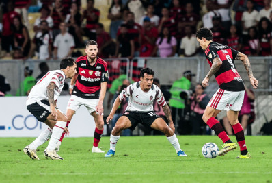 Flamengo vence o Estudiantes e confirma vaga nas oitavas da Libertadores