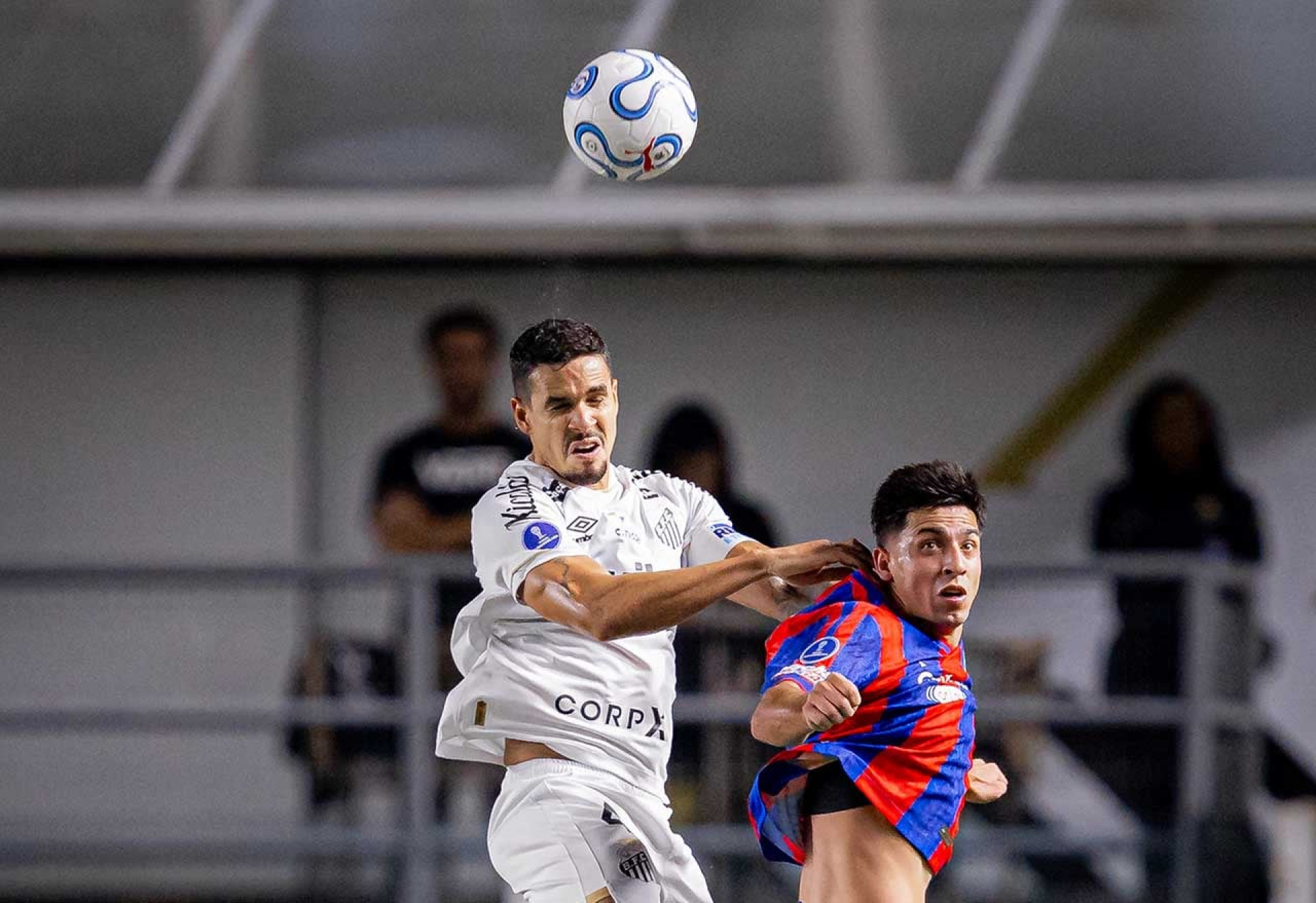 T&eacute;cnico do San Lorenzo afirma ter sido agredido por torcedores do Santos