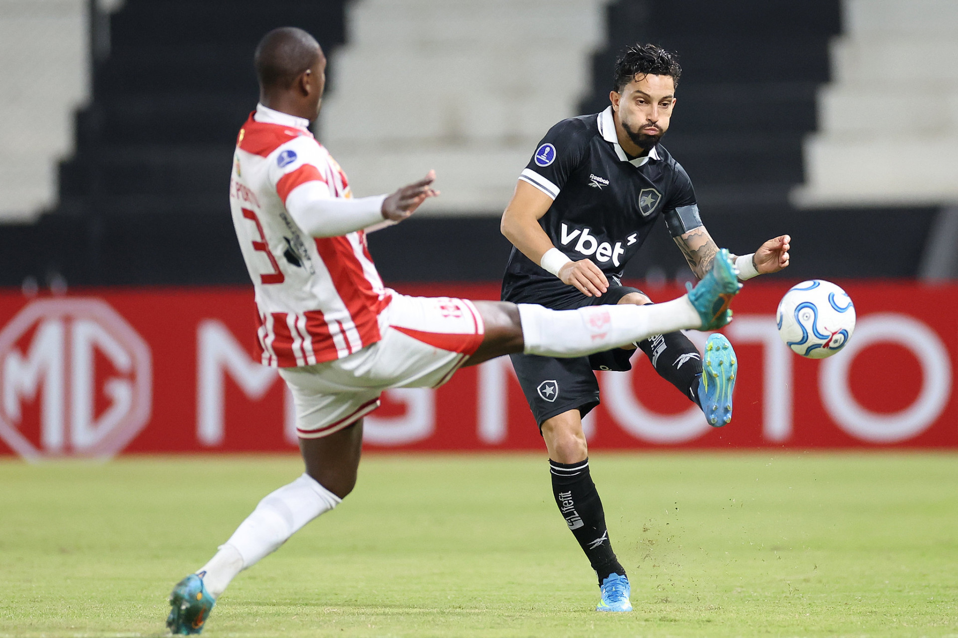 Alex Telles tenta fazer passe durante jogo contra Independiente Petrolero - Vítor Silva / Botafogo