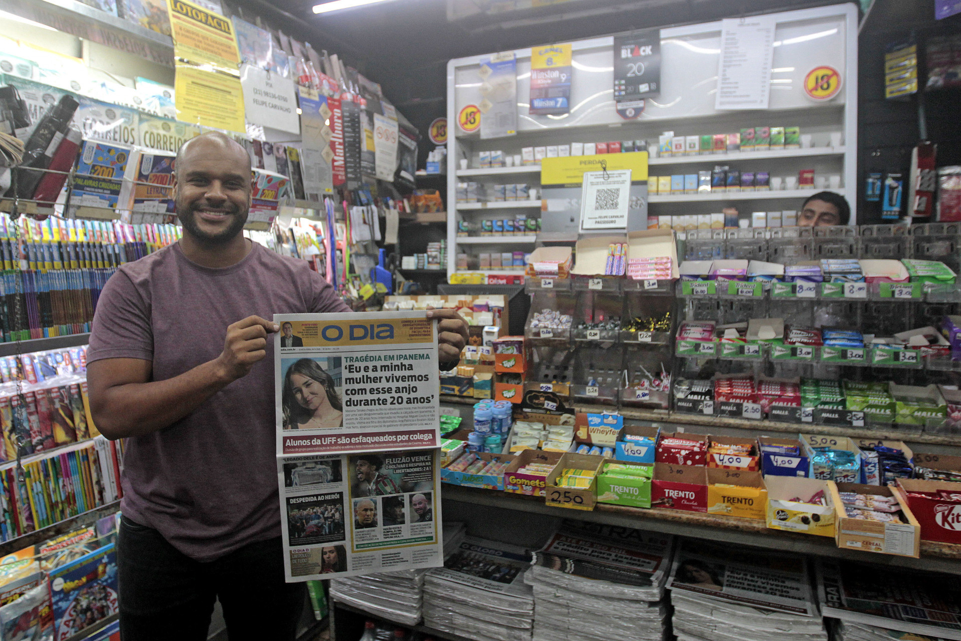 Felipe Carvalho, 37 anos, dono de uma banca de jornal na Avenida Rio Branco, no Centro, gosta de estar por dentro do que está no jornal para comentar com os clientes - fotos de Reginaldo Pimenta