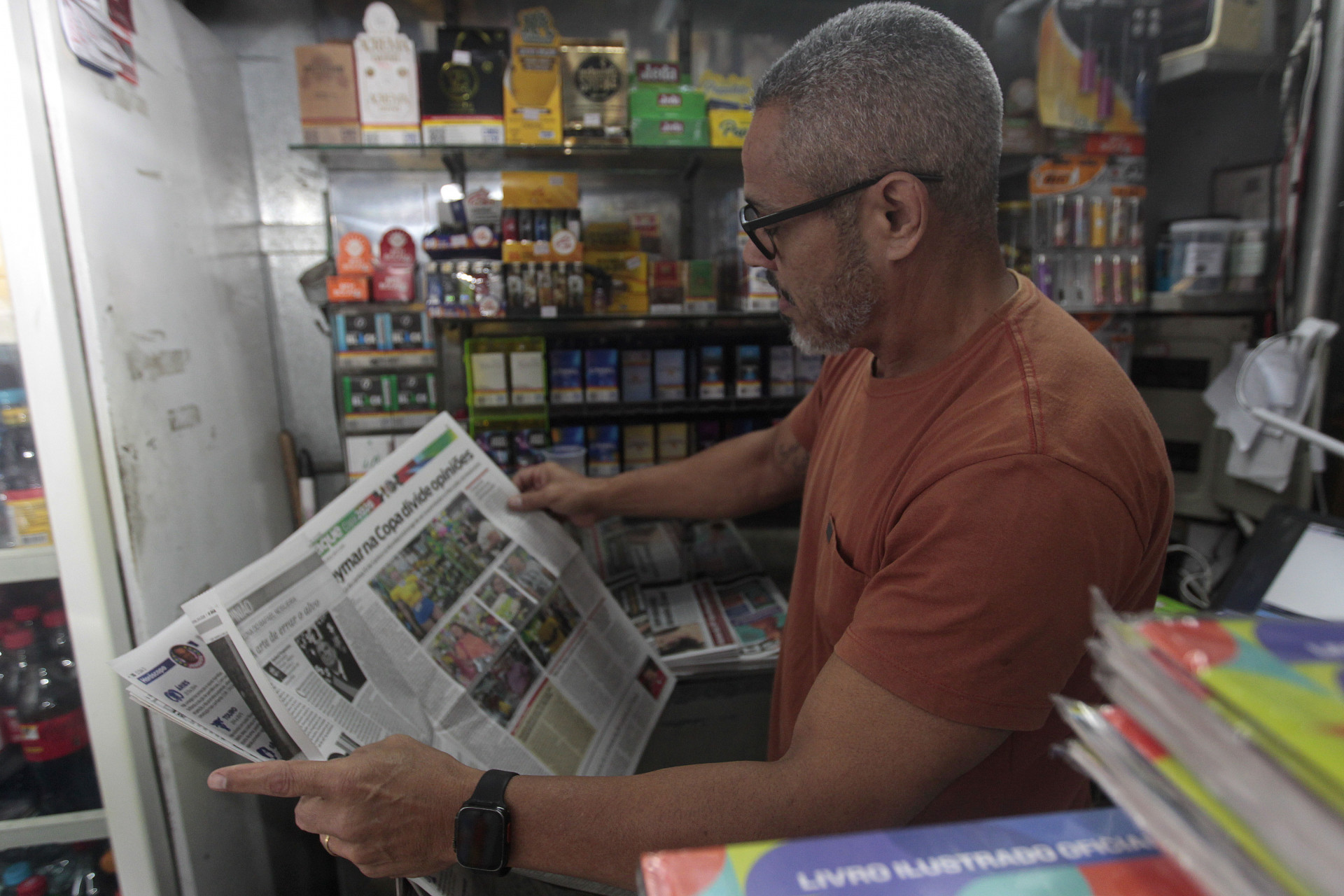 Fernando da Silva, 53 anos, jornaleiro do Centro do Rio - Reginaldo Pimenta/Ag&ecirc;ncia O Dia