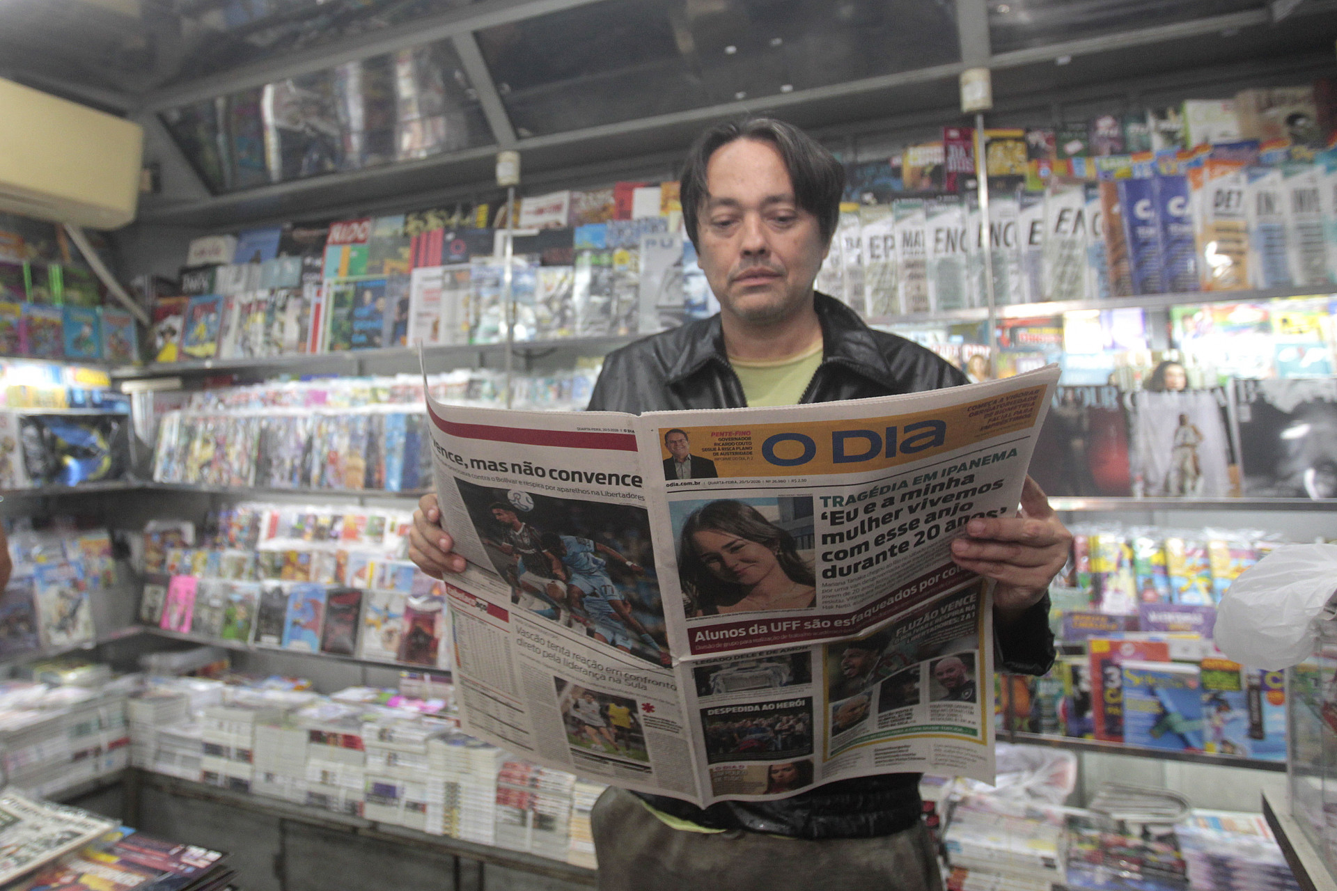Diogo Almeida, 48 anos, tem o Jornal O DIA como seu preferido - Reginaldo Pimenta/Ag&ecirc;ncia O Dia