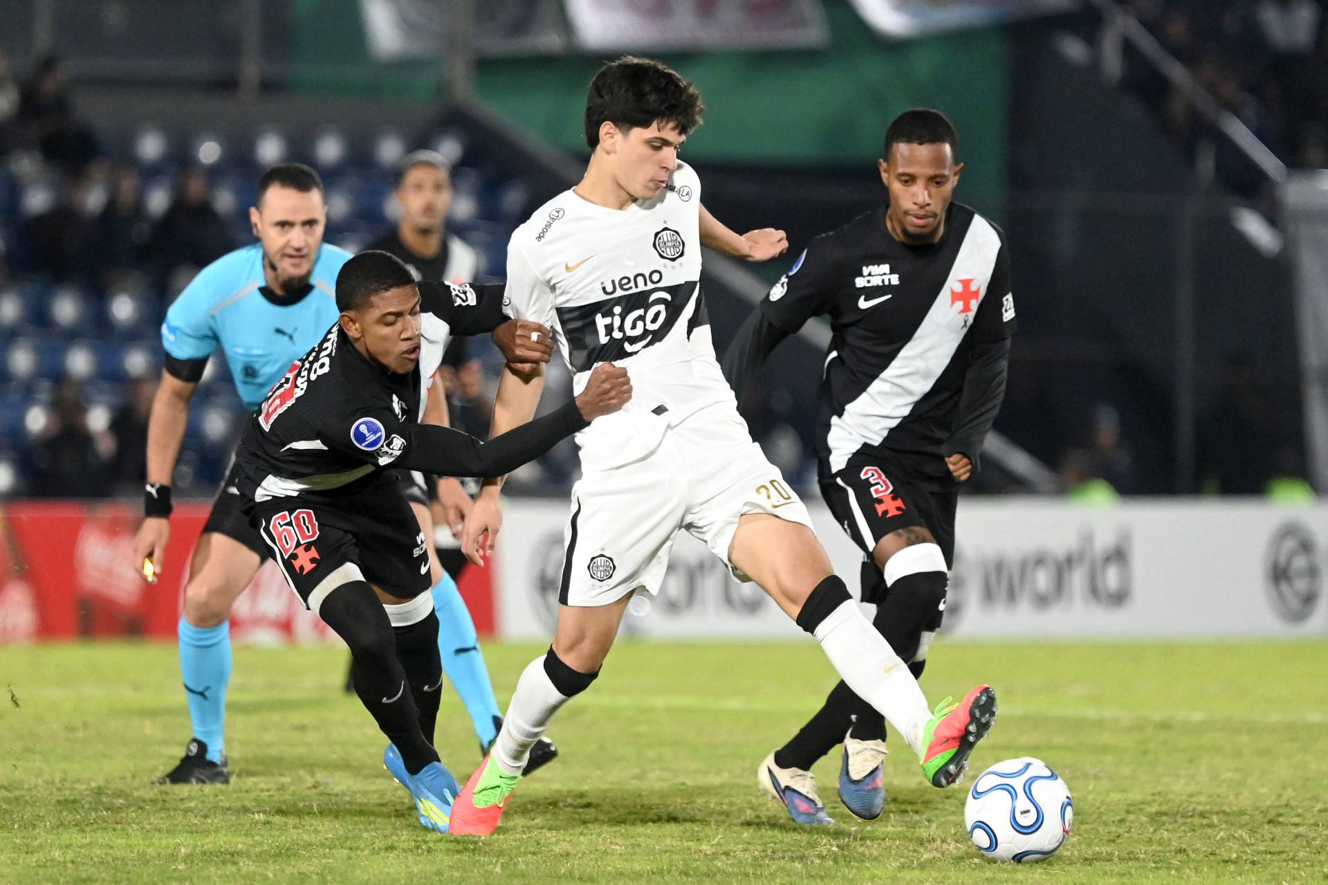 Com um a menos, Vasco leva a virada para o Olimpia, que assume liderança do grupo