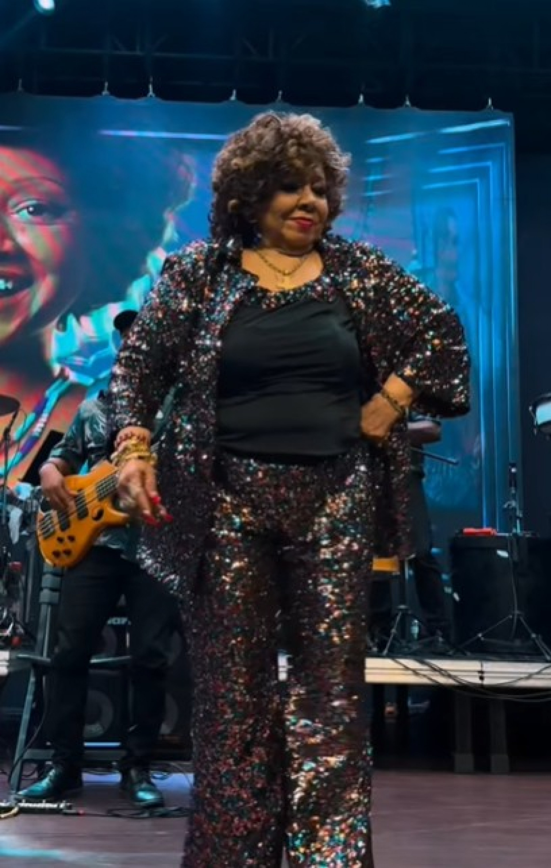 Alcione sambando em show