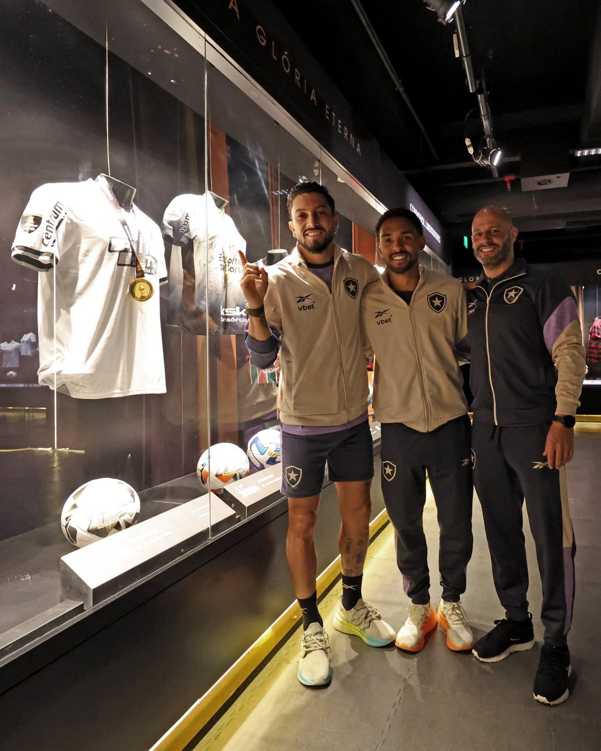 Franclim e jogadores do Botafogo visitam museu e revivem título da Libertadores