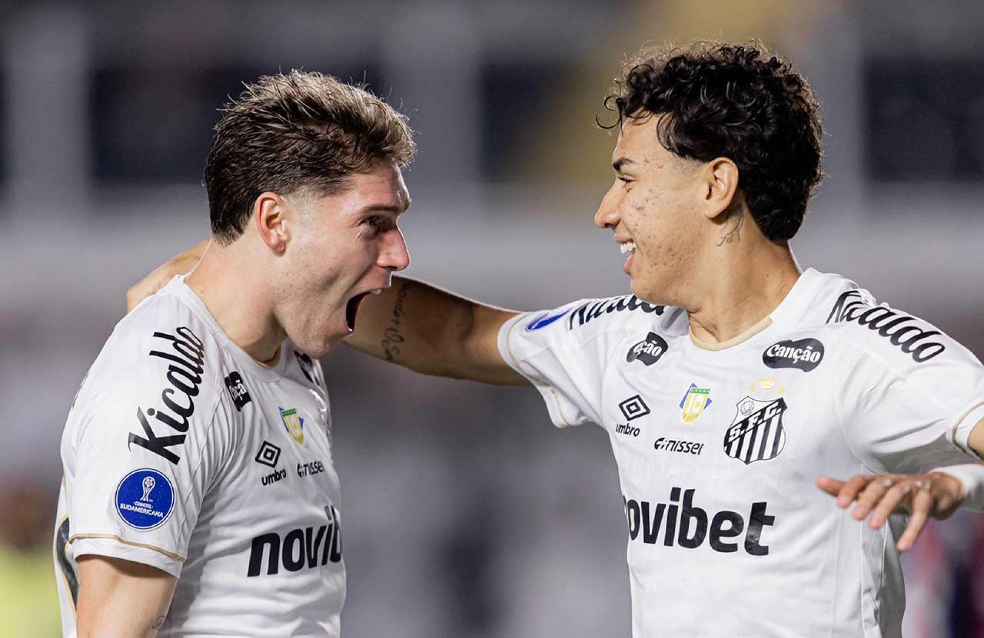 Neymar marca presen&ccedil;a na Vila e ganha homenagens do Santos