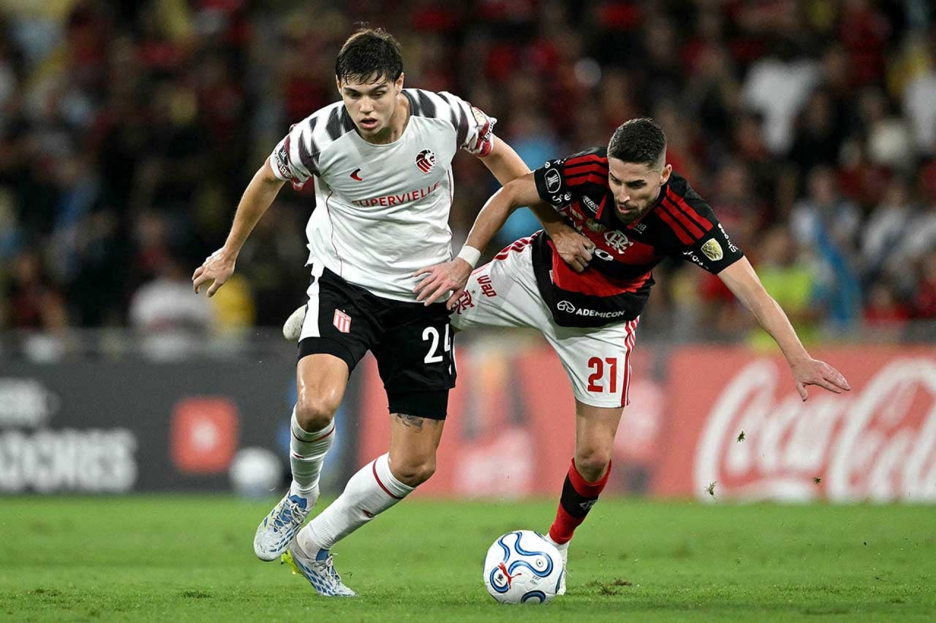 Pedro decide e Flamengo avan&ccedil;a em 1&ordm; no Grupo A da Liberta