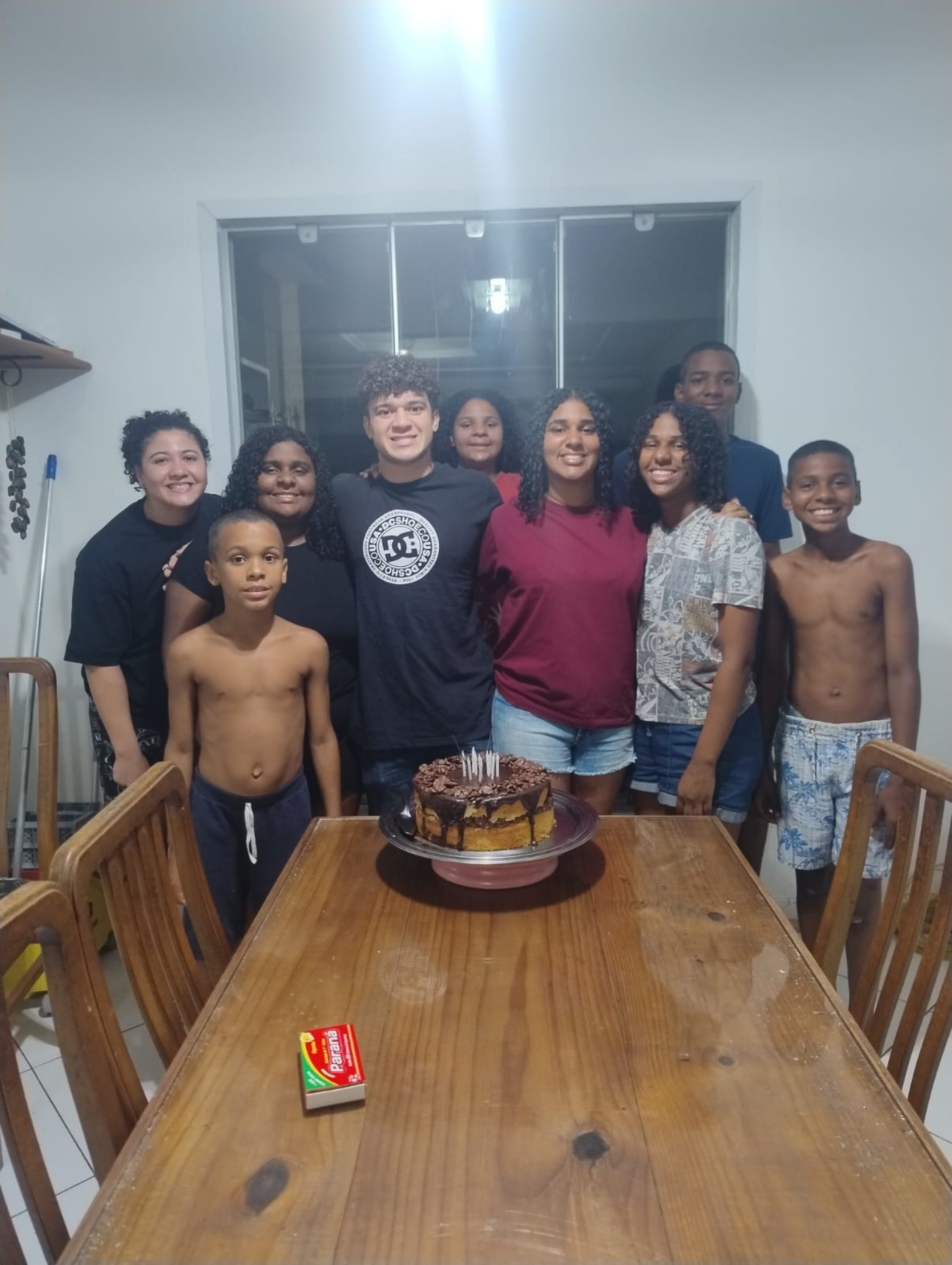 Os irmãos se reúnem para cantar um parabéns
- Arquivo pessoal