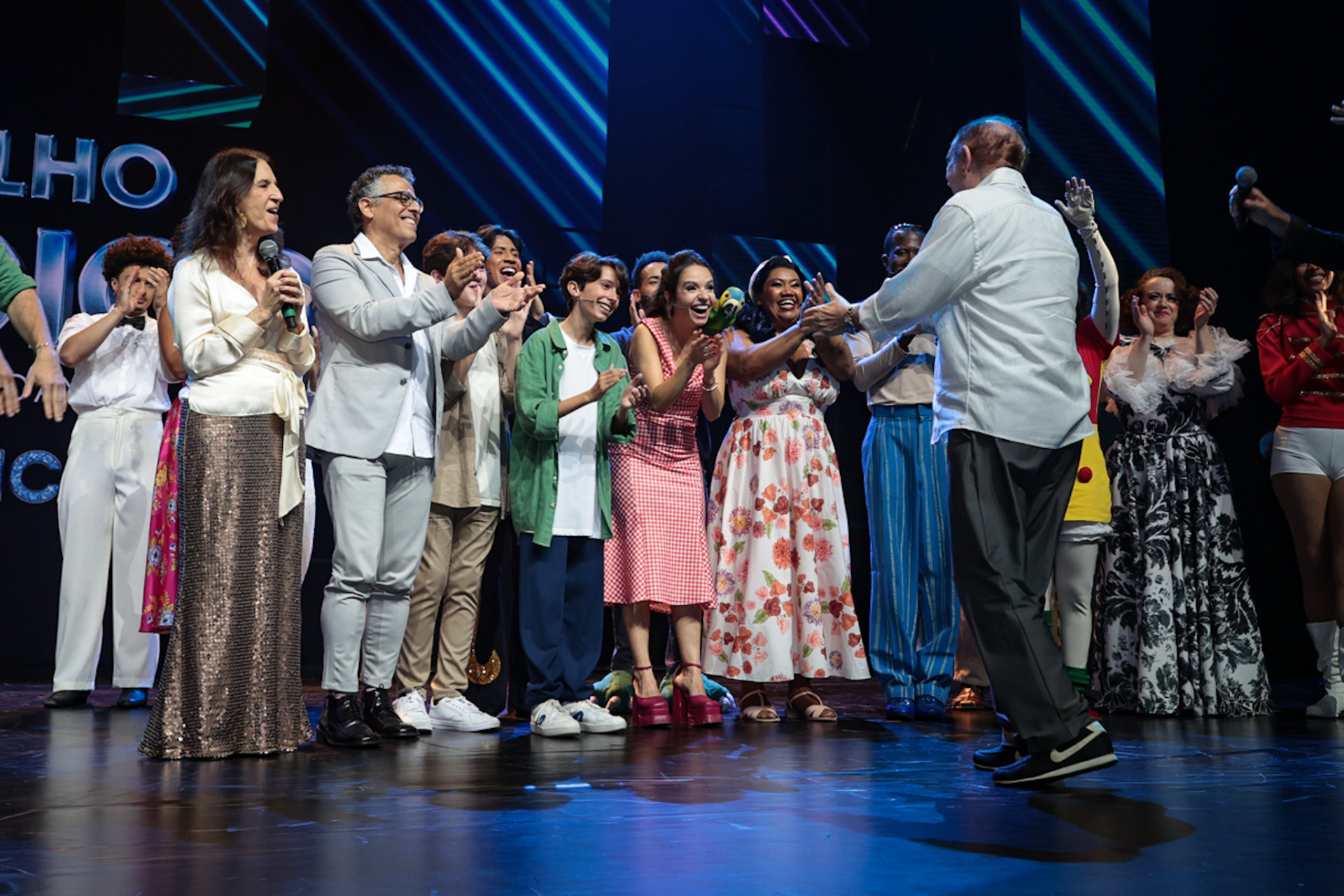 Renato Aragão é recebe o carinho do elenco do espetáculo 'Espelho Mágico ? TV Globo 60 Anos ? O Musical' - Victor Chapetta / Brazil News