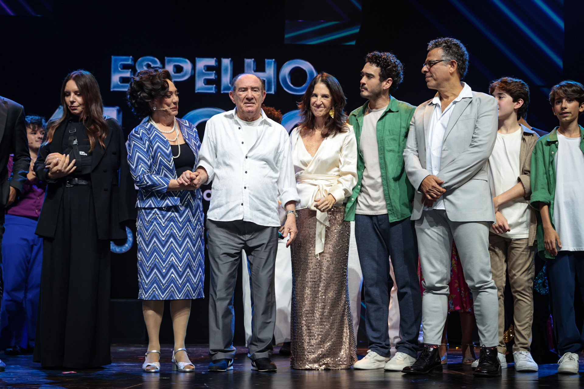 Renato Aragão é recebe o carinho do elenco do espetáculo 'Espelho Mágico ? TV Globo 60 Anos ? O Musical' - Victor Chapetta / Brazil News